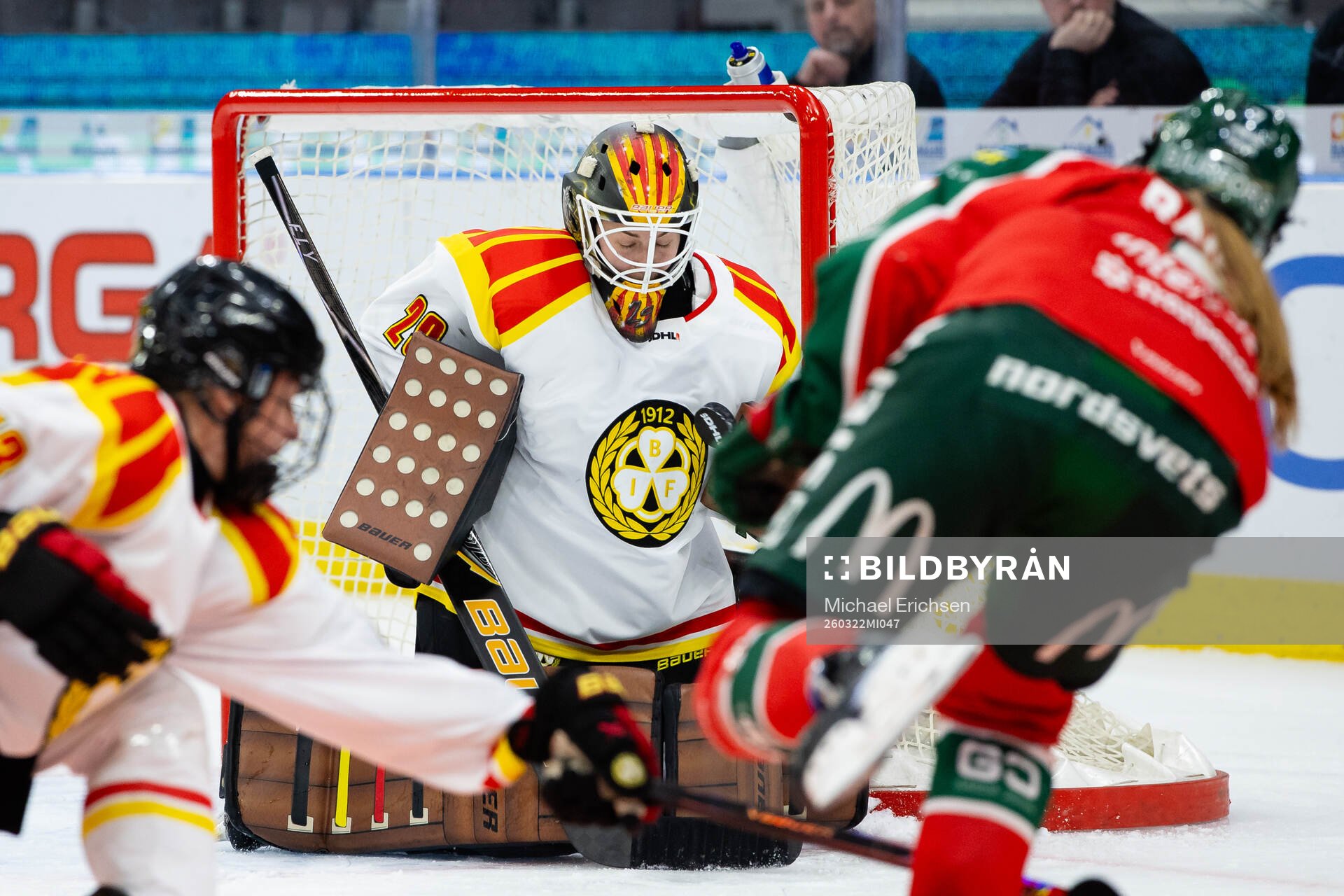 Brynäs målvakt Klara Peslarova räddar ett skott från