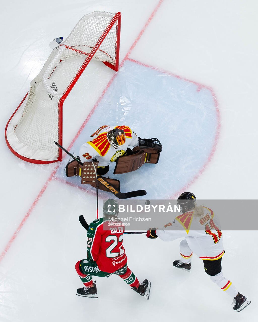 Brynäs målvakt Klara Peslarova räddar ett skott från