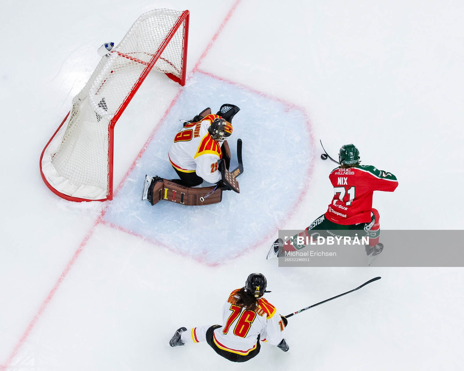 Frölundas Emily Nix mot Brynäs målvakt Klara Peslarova