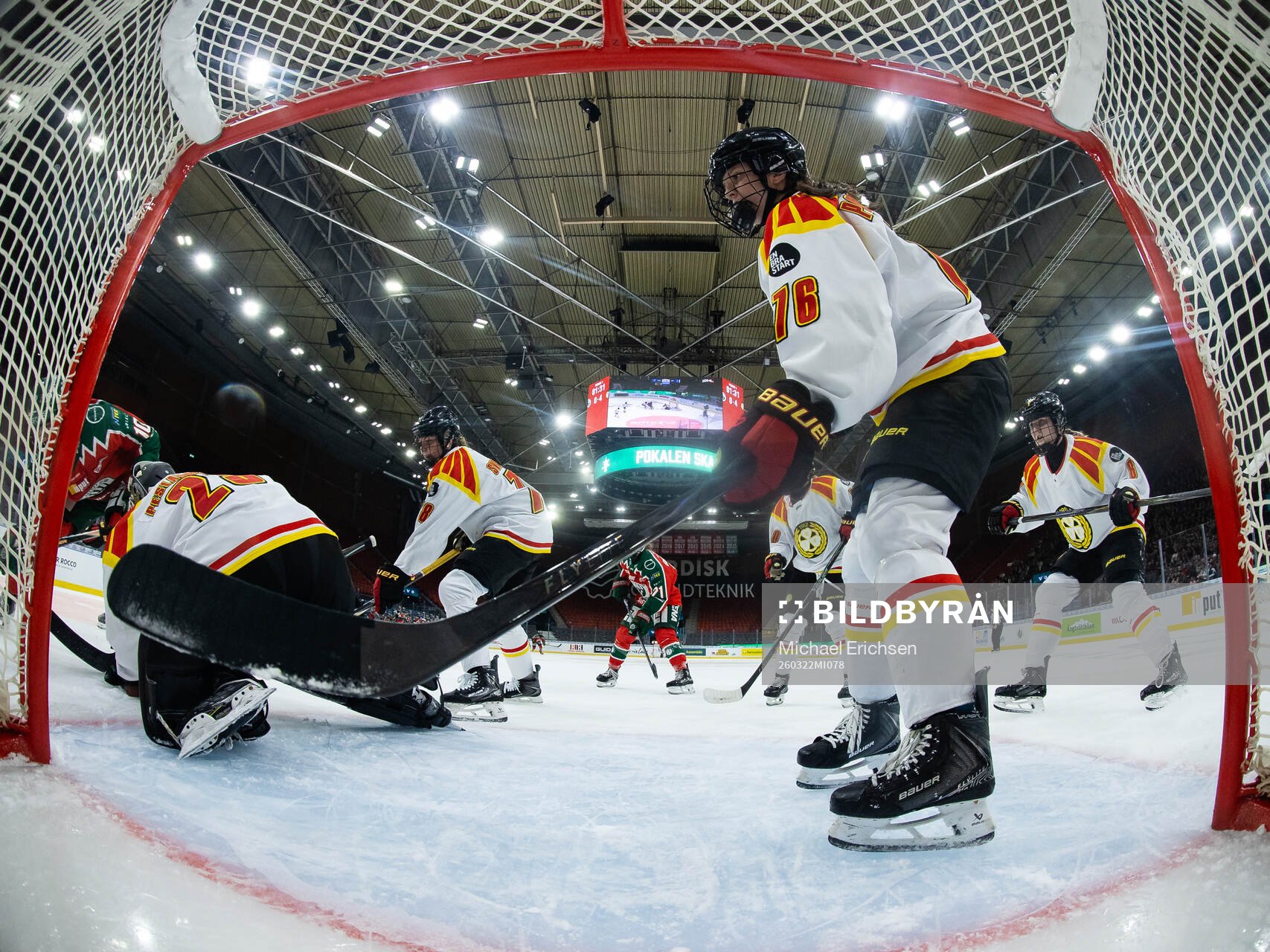 Brynäs målvakt Klara Peslarova och Maude Poulin-Labelle