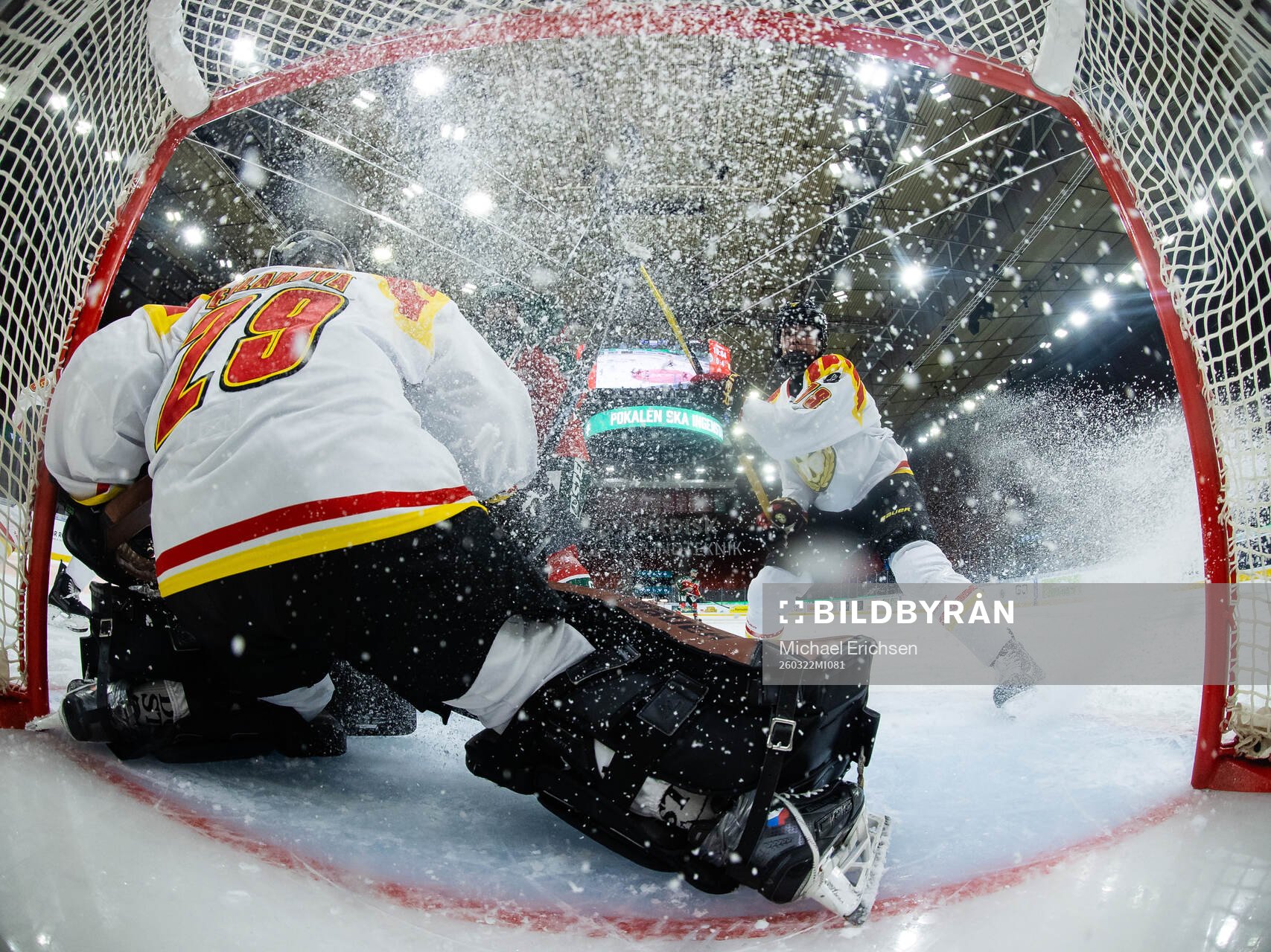 Brynäs målvakt Klara Peslarova och Jenniina Nylund