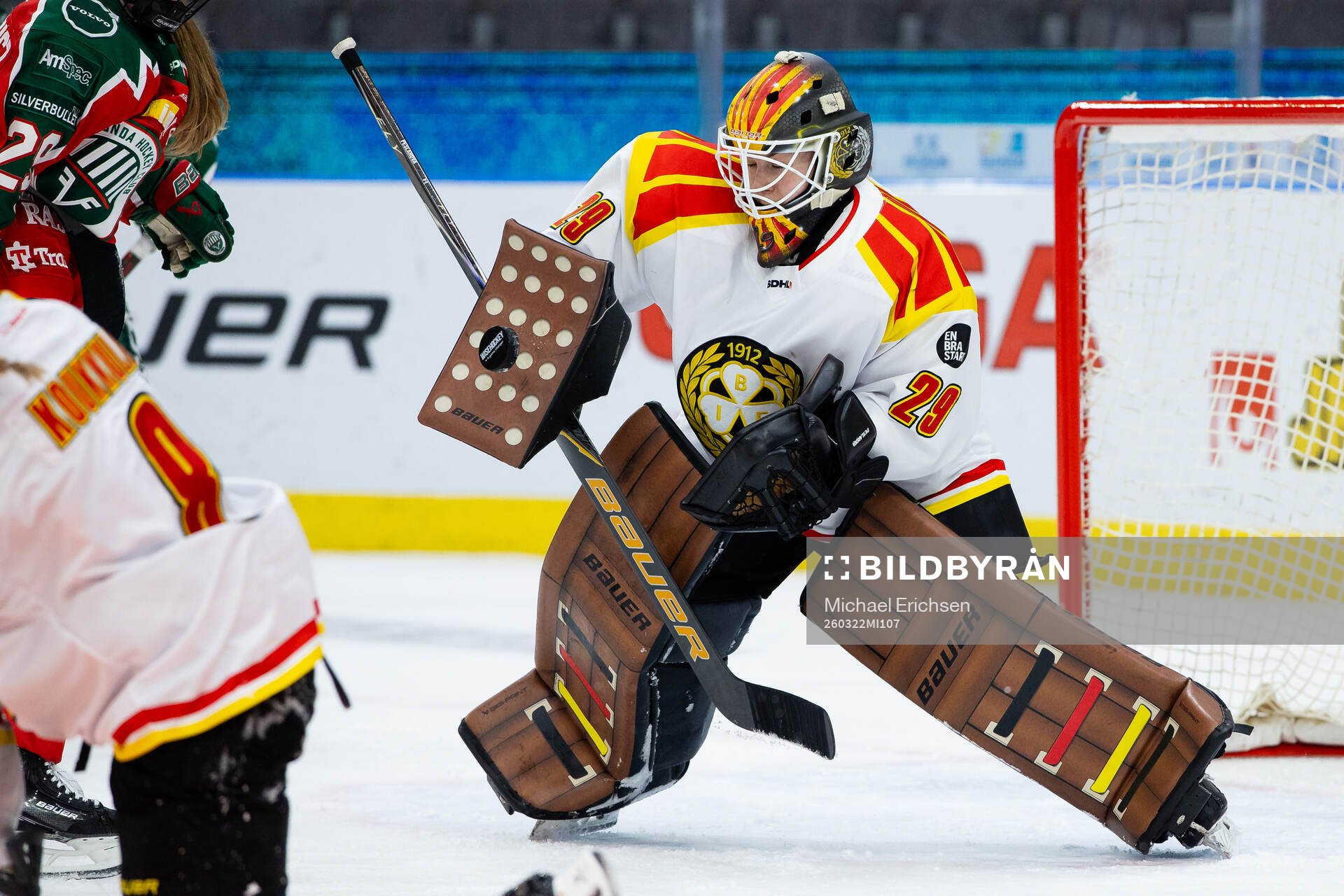 Brynäs målvakt Klara Peslarova med en räddning