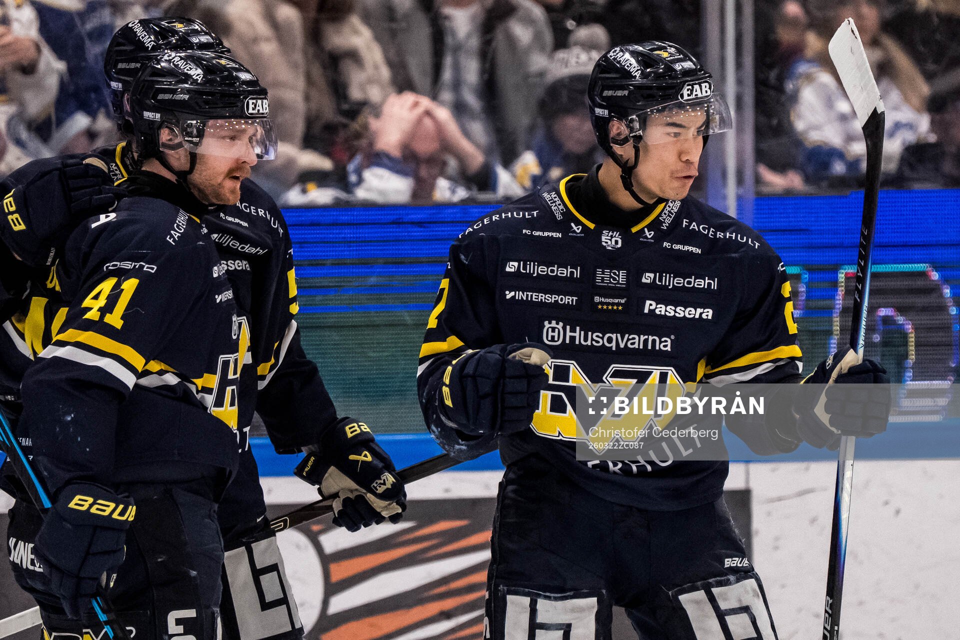 HV71s Riley Woods och Jonathan Ang jublar