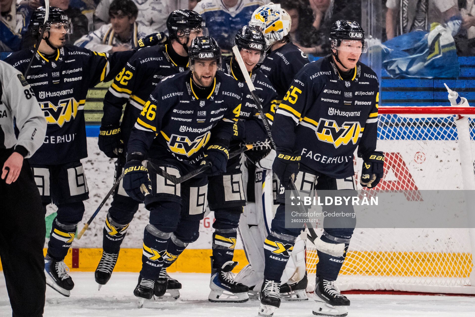 HV71s Victor Laz, Andreas Borgman och Joona Luoto jublar
