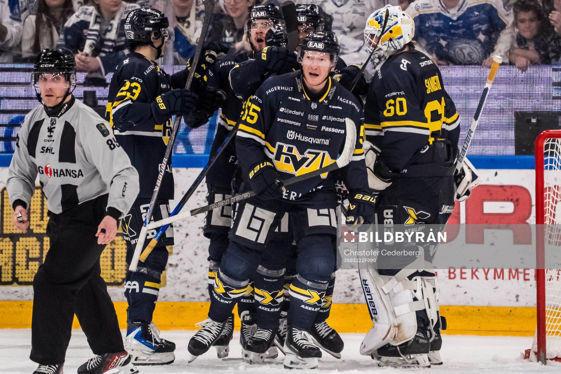 HV71s Victor Laz, Andreas Borgman och Joona Luoto jublar