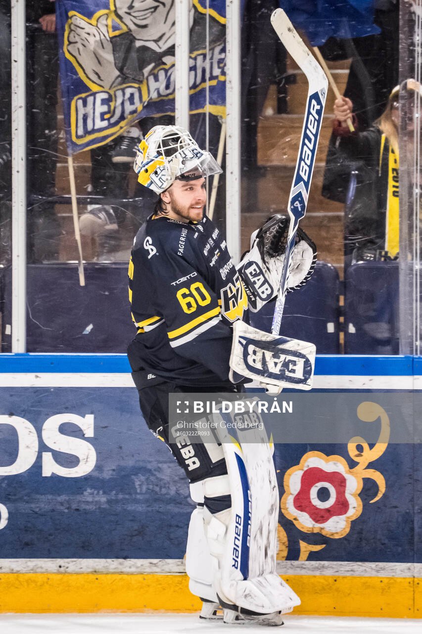 HV71s målvakt Felix Sandström jublar