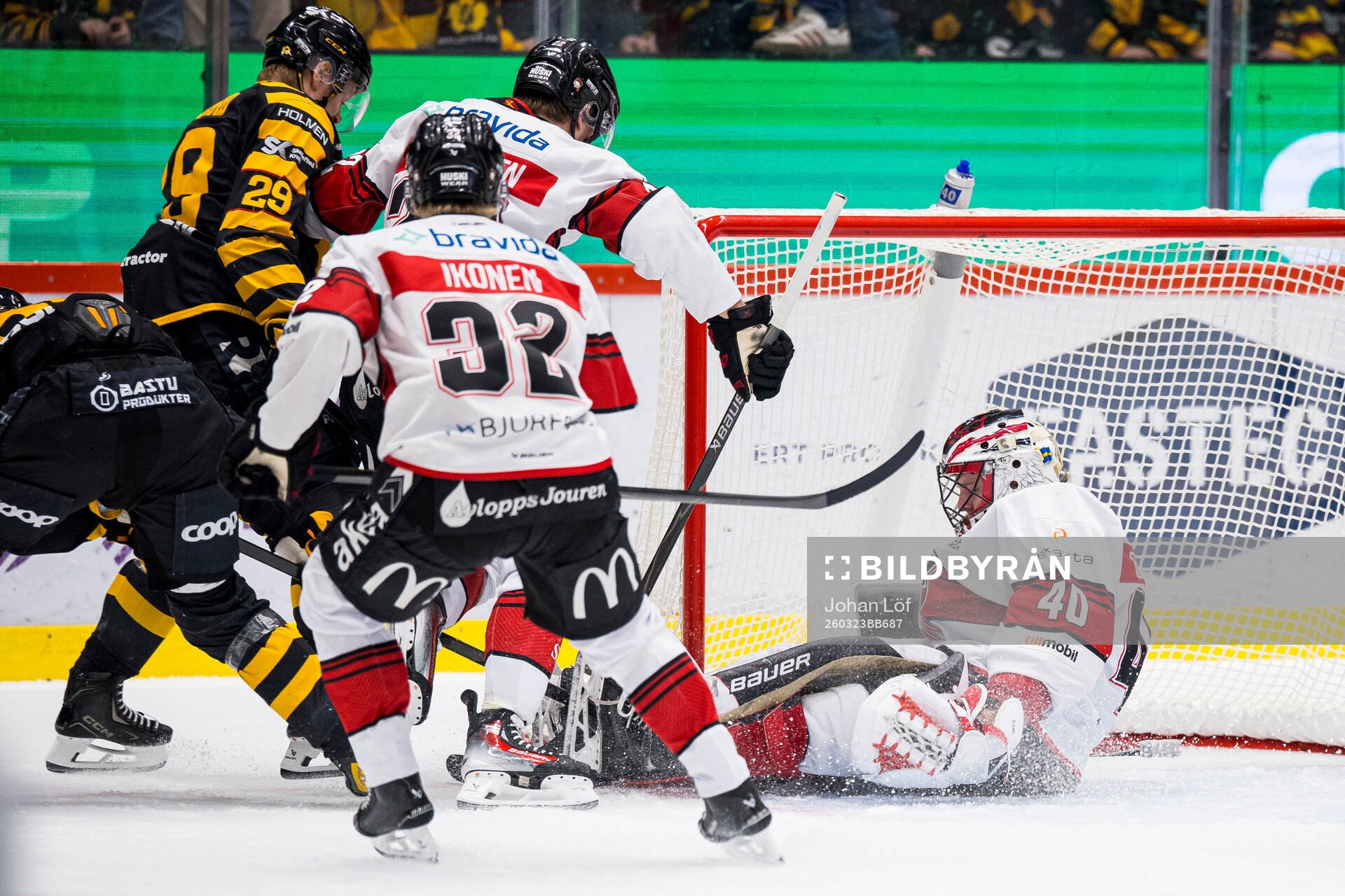 Malmö Redhawks målvakt Oskar Blomgren täcker puck