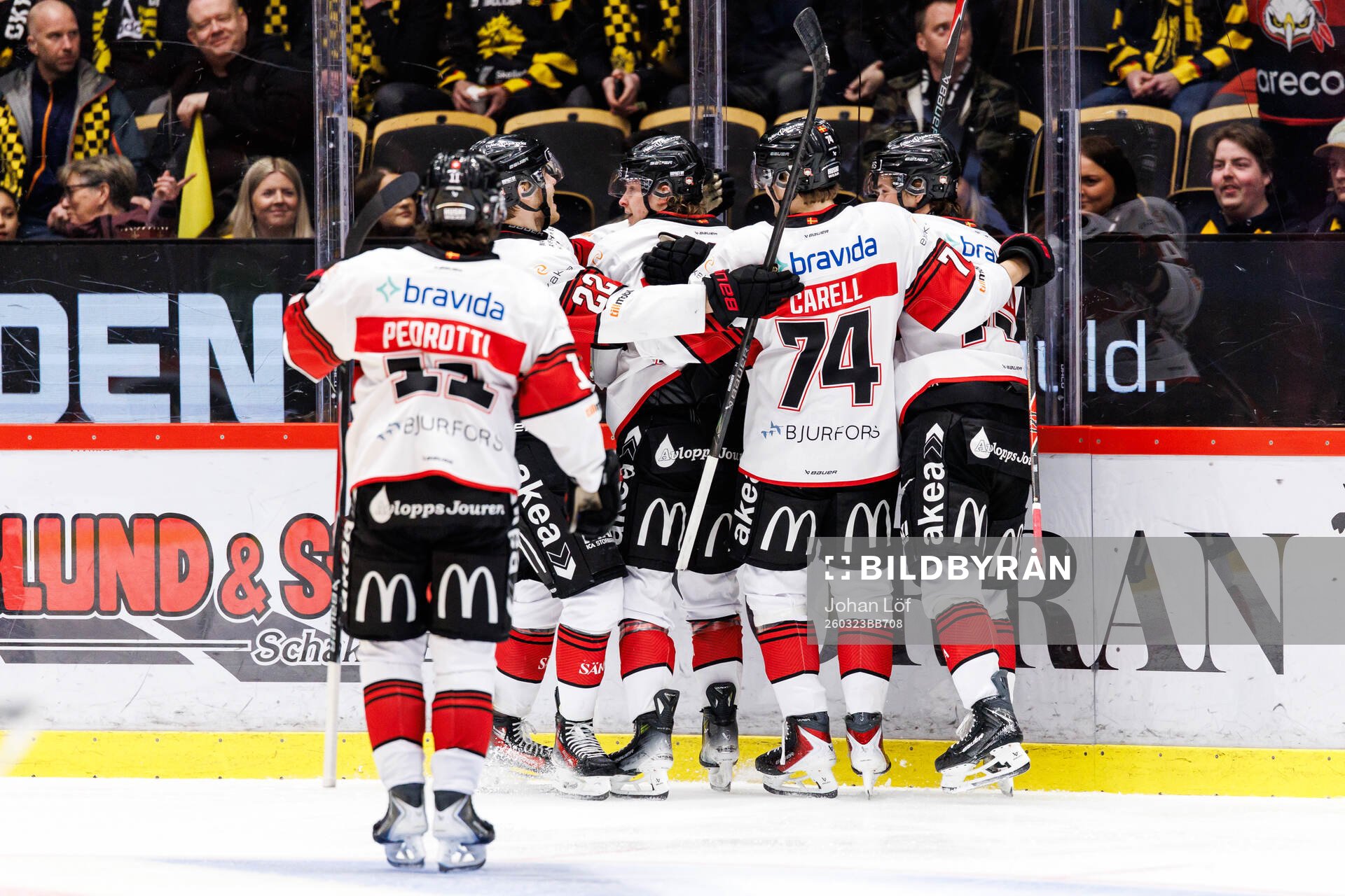 Malmö Redhawks Lauri Pajuniemi jublar med lagkamrater