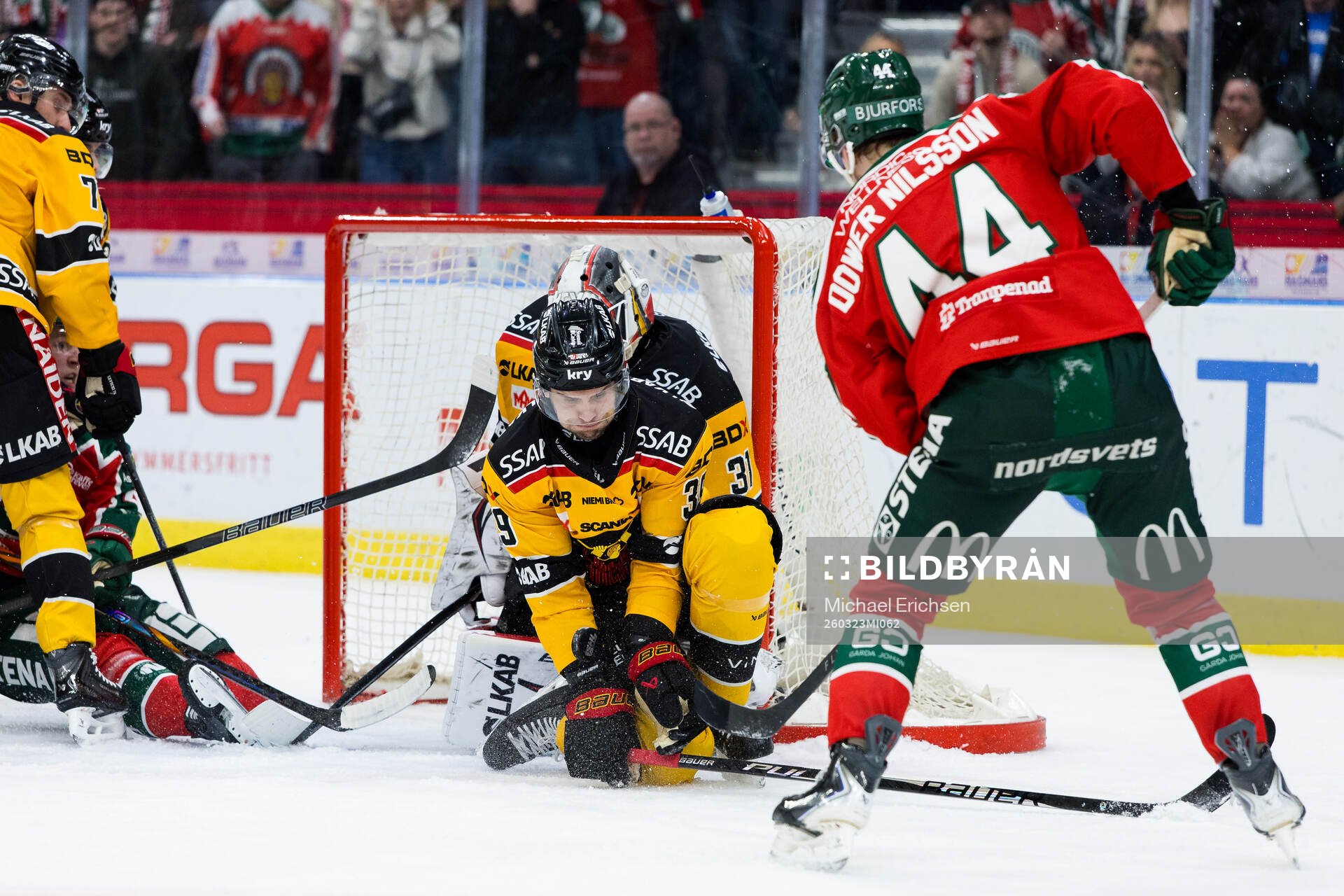 Luleås Pontus Själin täcker ett skott