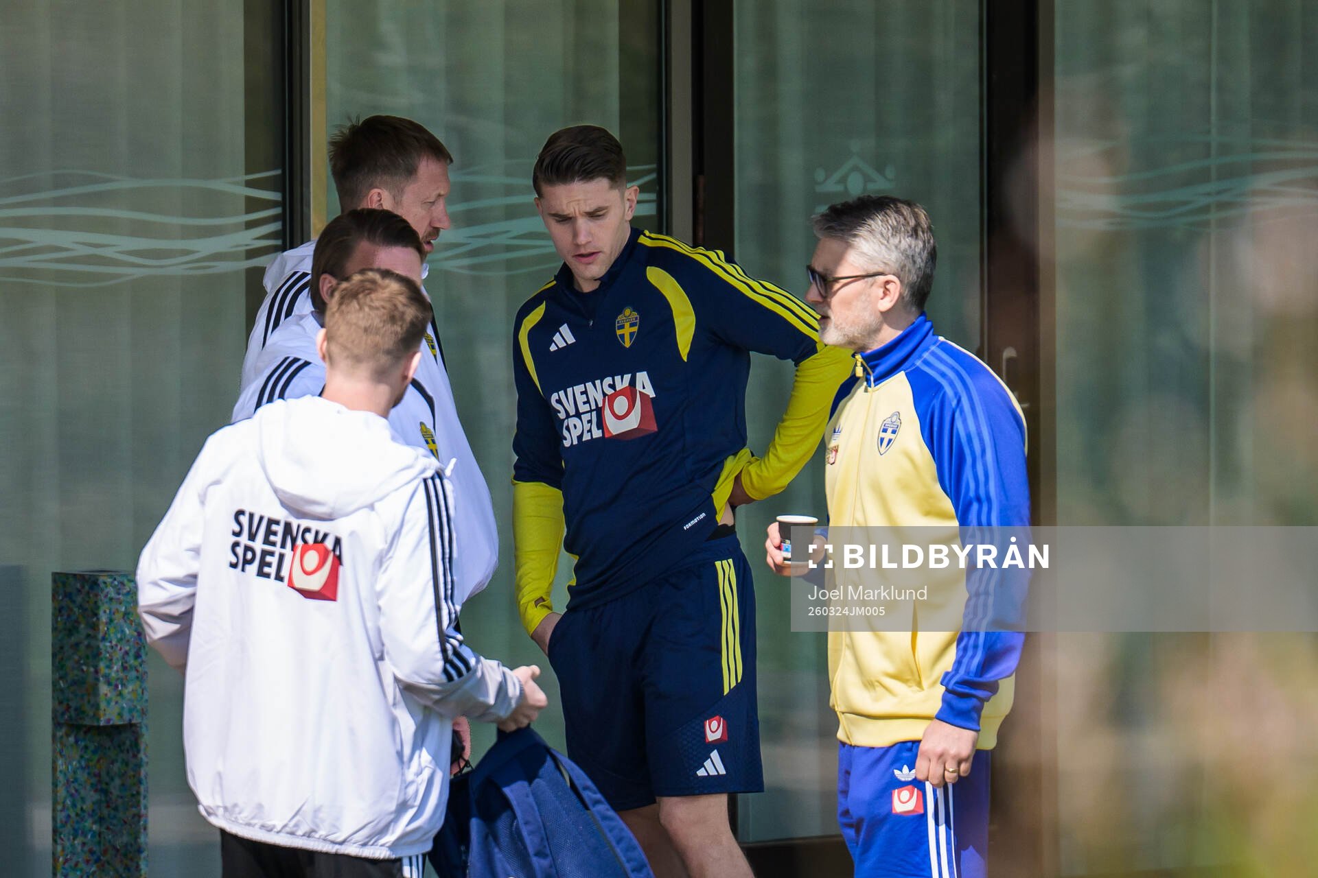 Head coach Graham Potter talks to Viktor Gyökeres of the