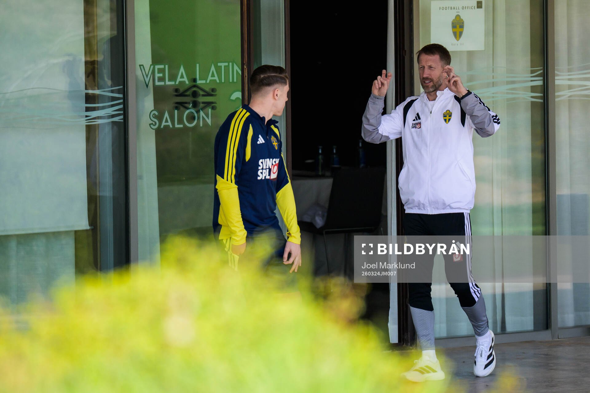 Head coach Graham Potter talks to Viktor Gyökeres of the