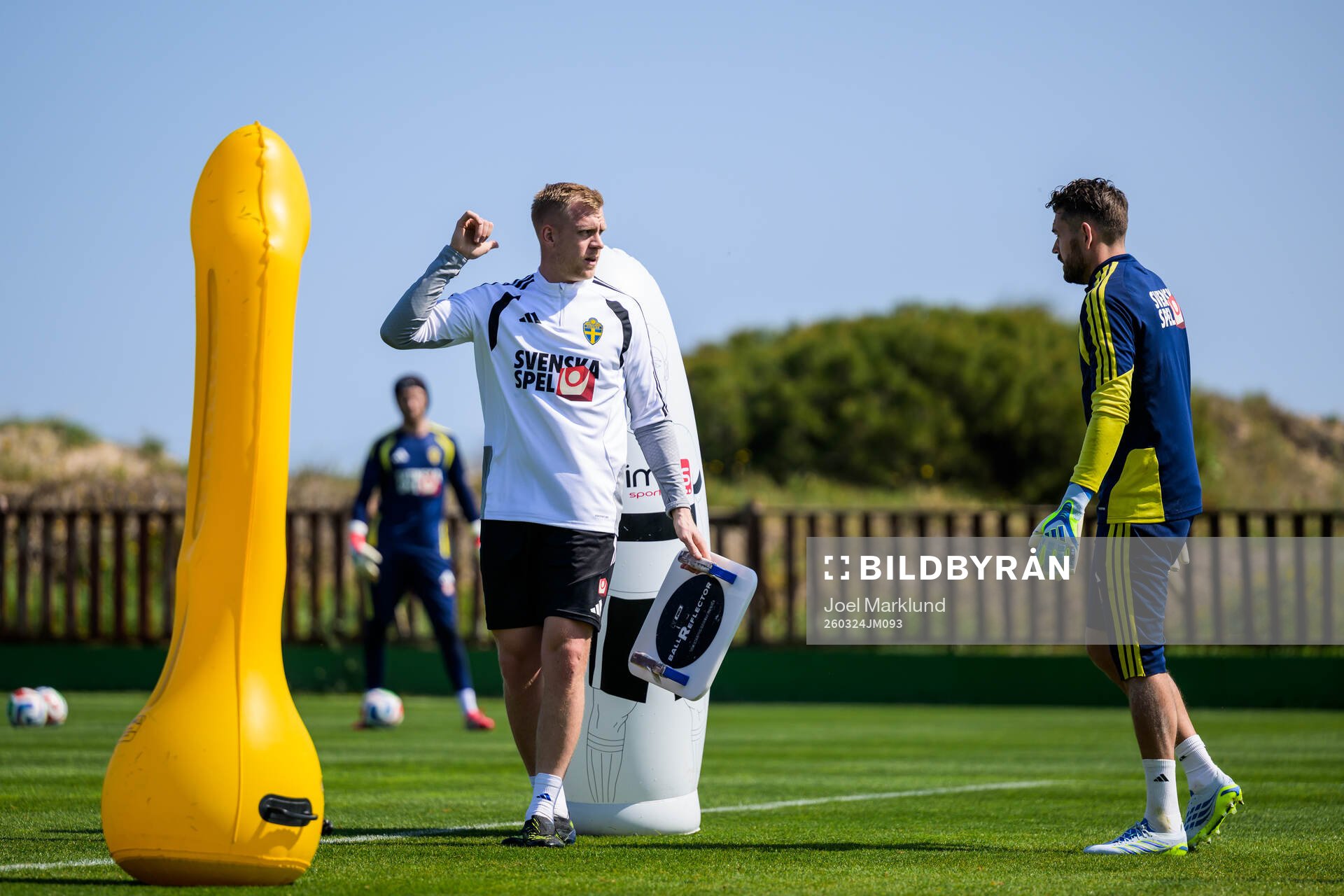 Goalkeeper coach Linus Kandolin and goalkeeper Kristoffer