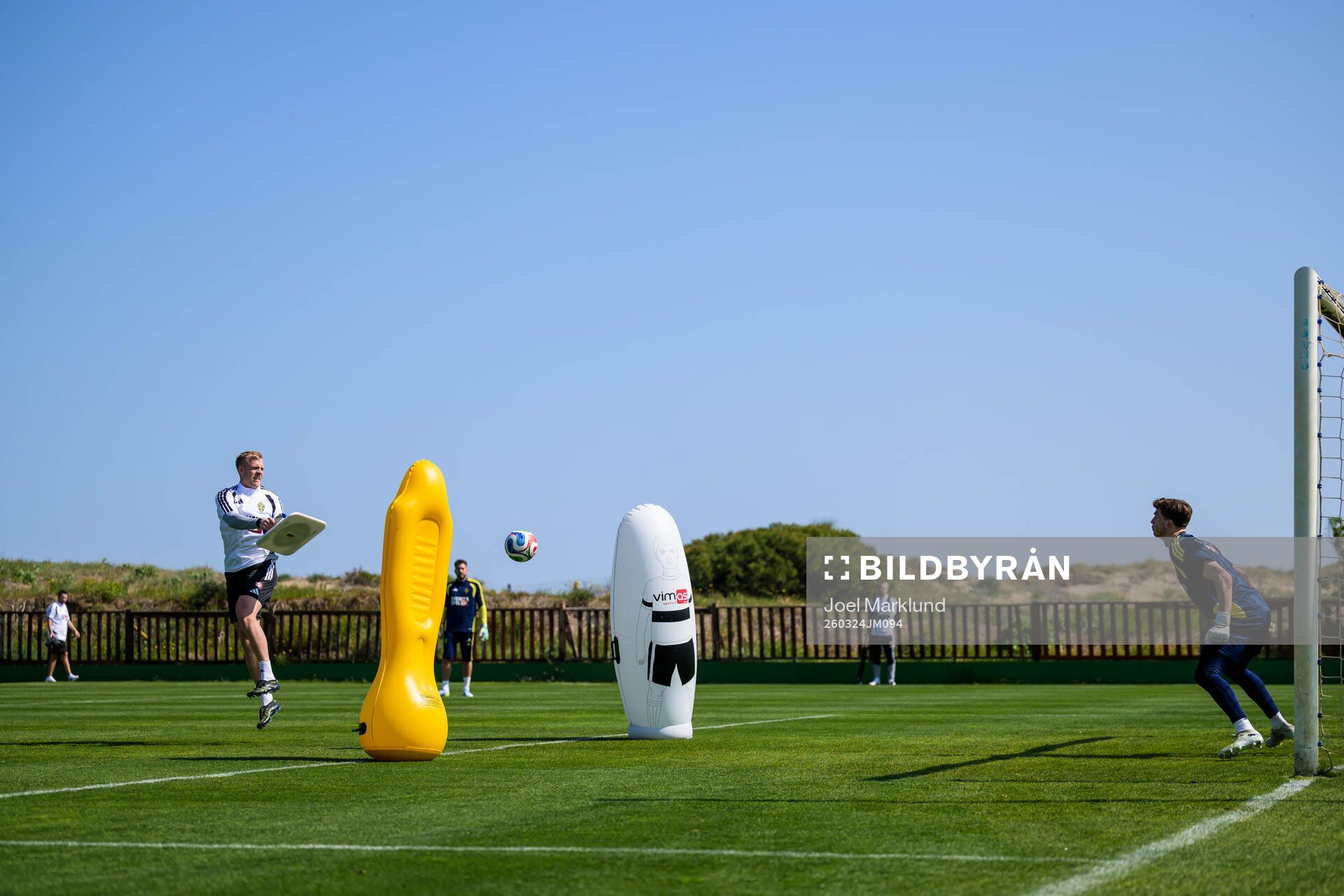 Goalkeeper coach Linus Kandolin and goalkeeper Melker