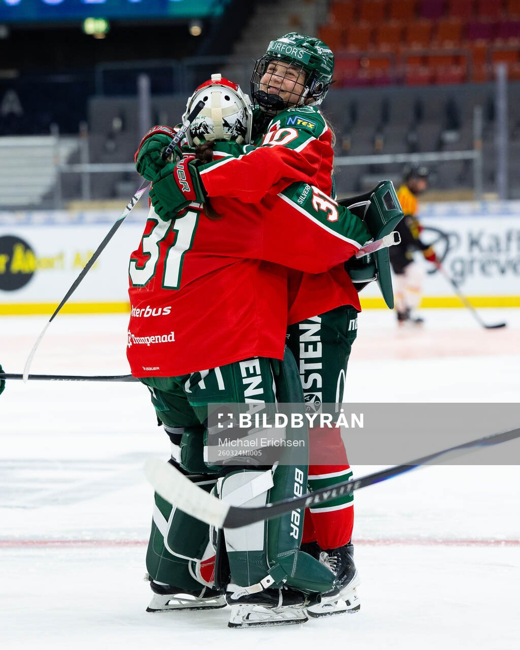 Frölundas målvakt Andrea Brändli och Emilia Vesa