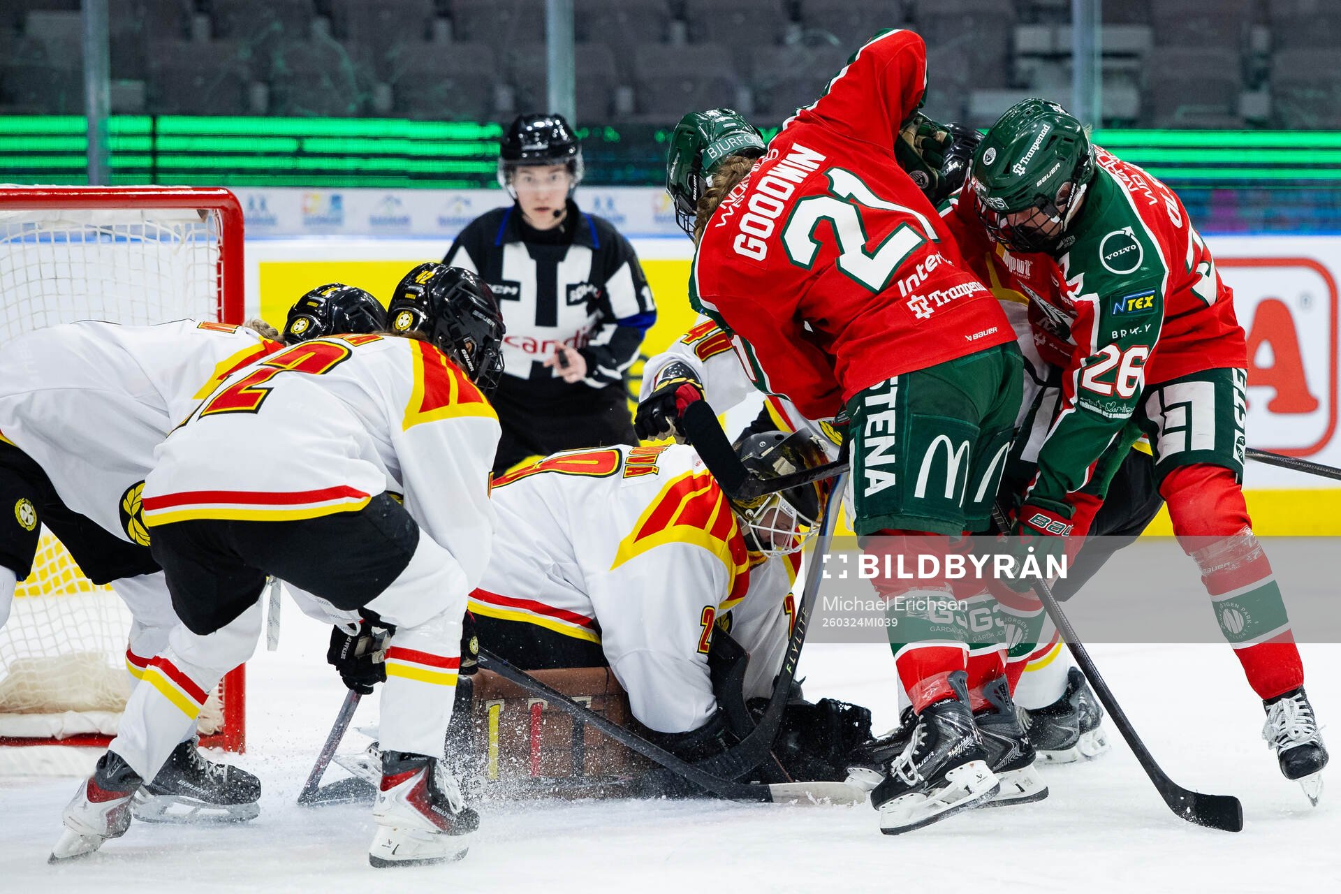 Brynäs målvakt Klara Peslarova mot Frölundas Jenna