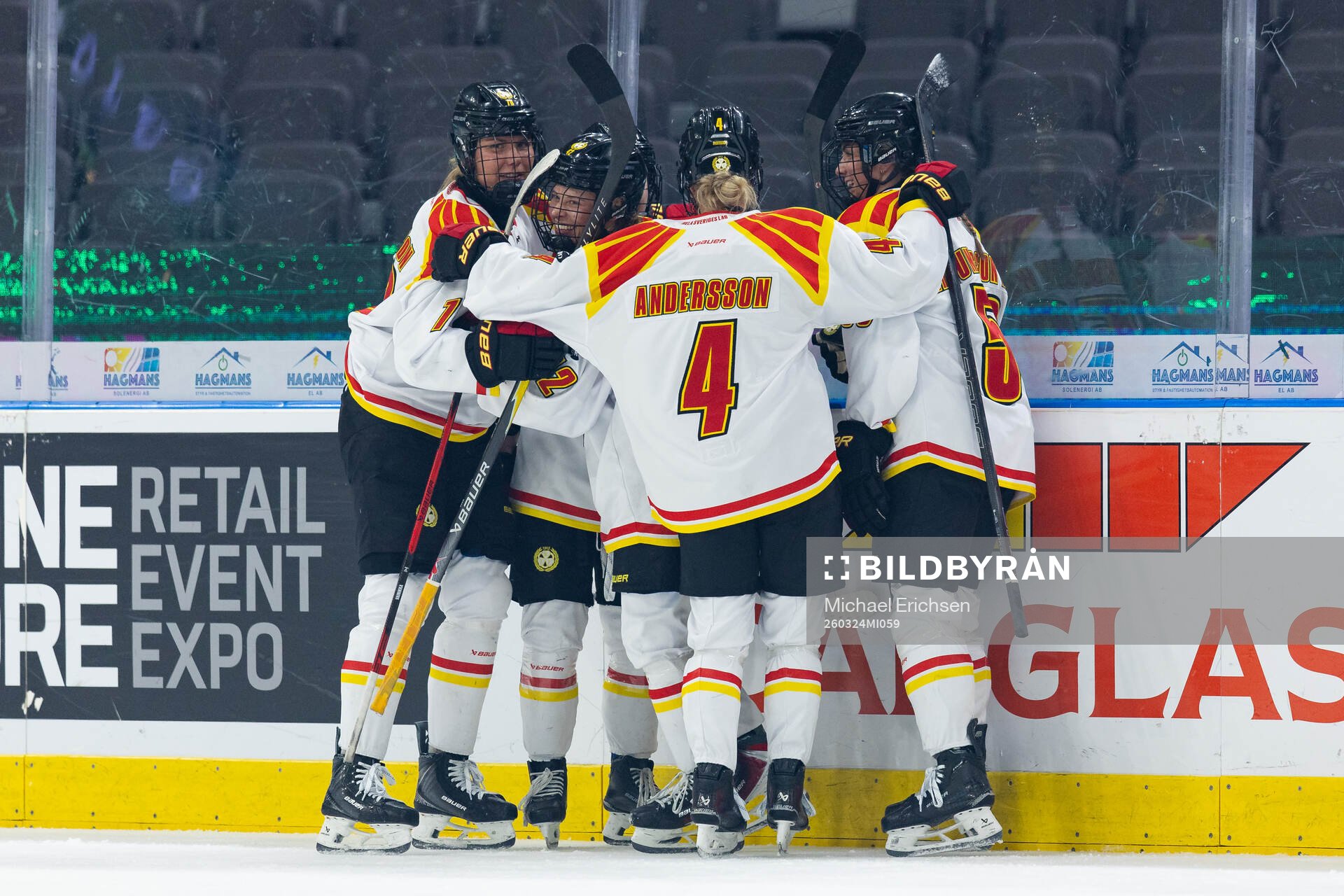 Brynäs Viivi Vainikka jublar med lagkamrater