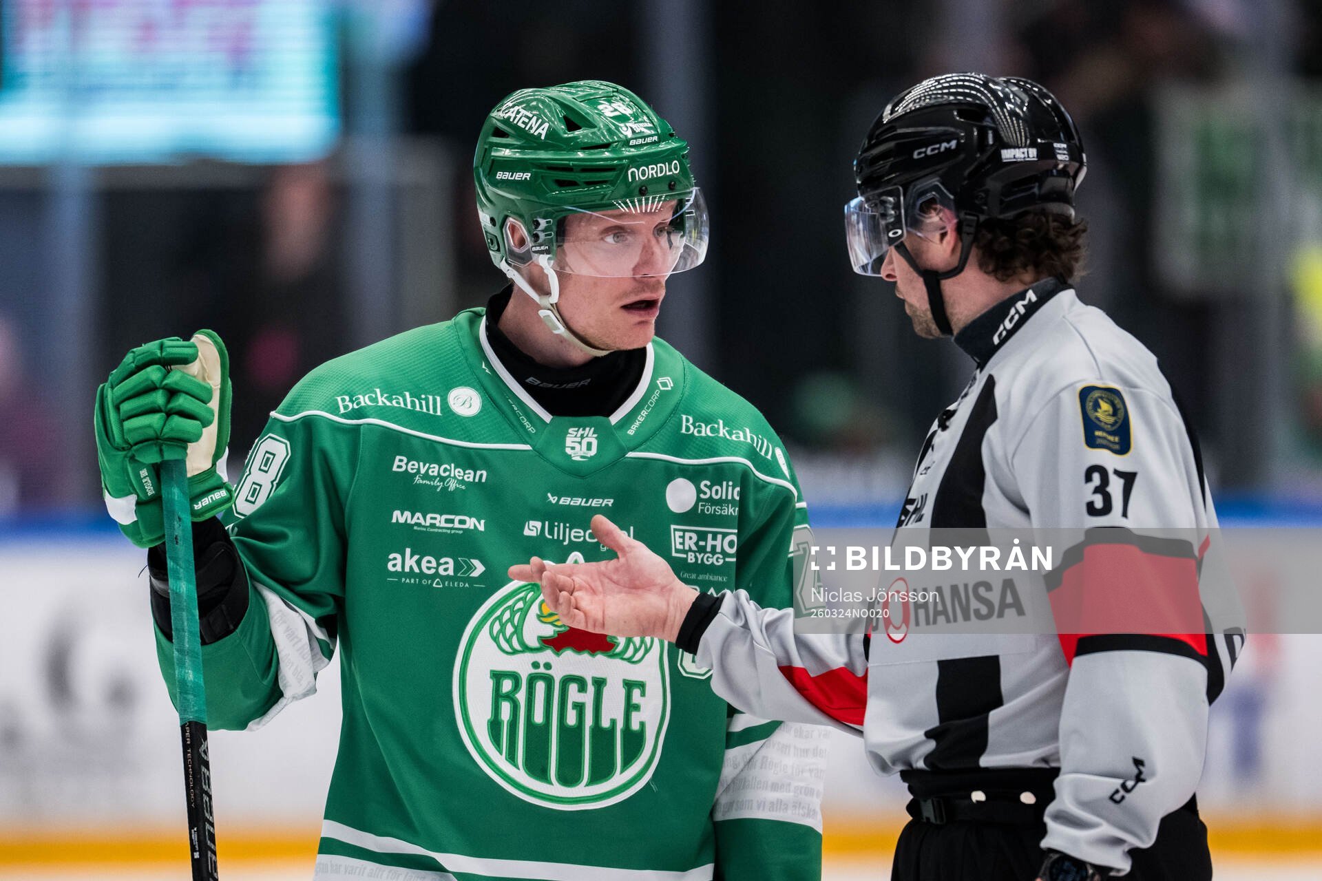 Rögles Anton Bengtsson i samtal med domaren
