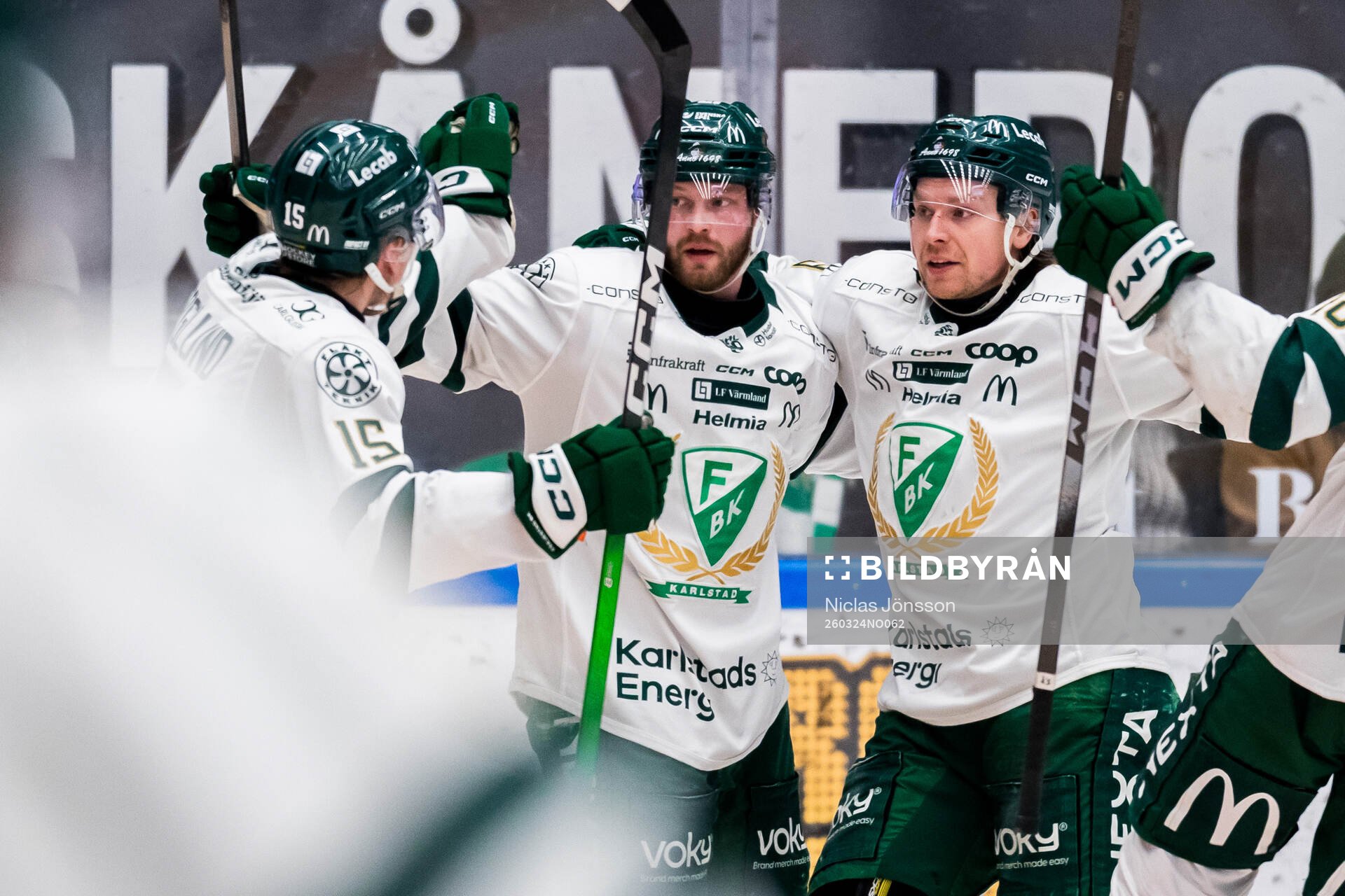 Färjestads Axel Bergkvist och Oskar Steen jublar