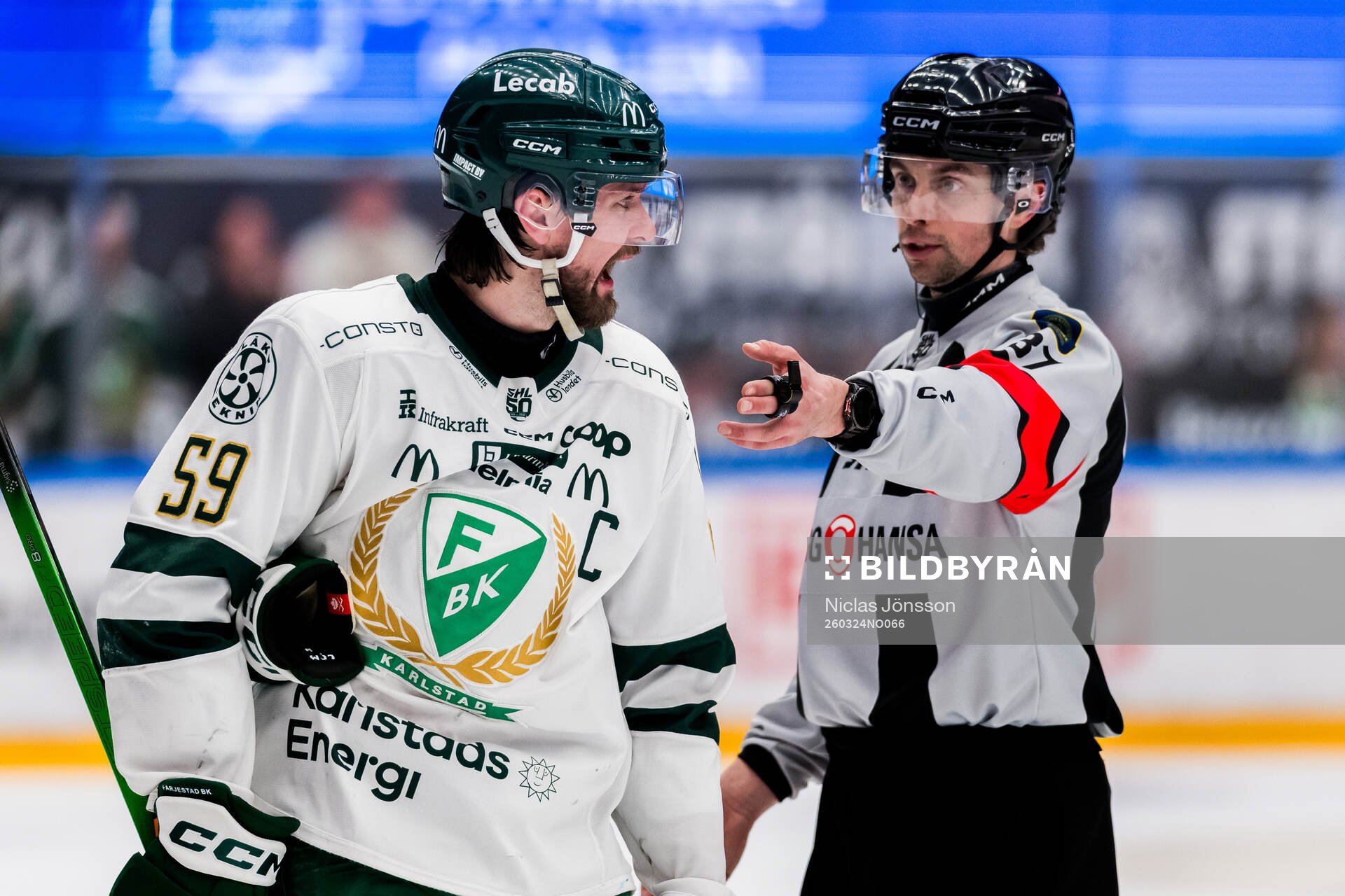 Färjestads Linus Johansson reagerar mot domaren