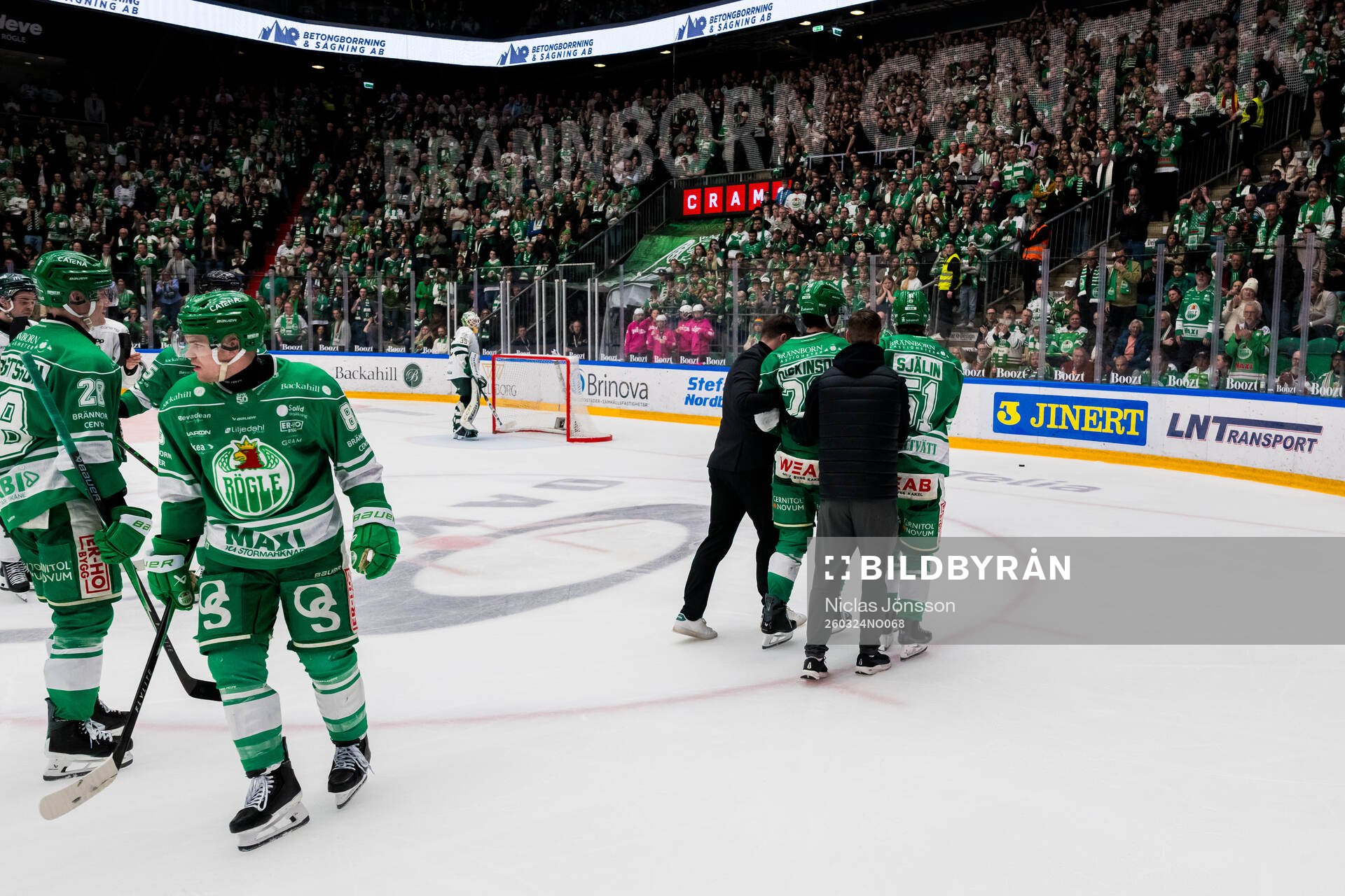 Rögles Josh Dickinson lämnar isen