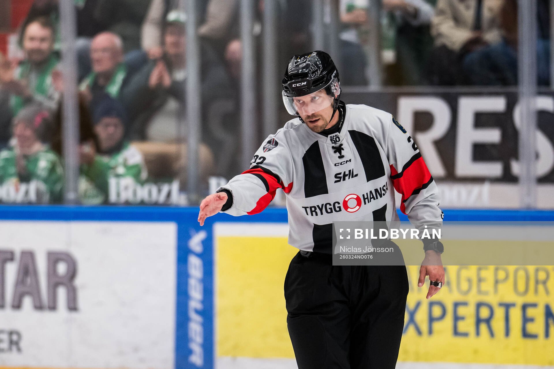 Domare Andreas Harnebring dömer mål