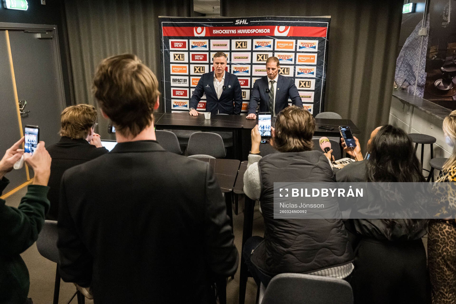 Rögles tränare Dan Tangnes  och Färjestads tränare Cam