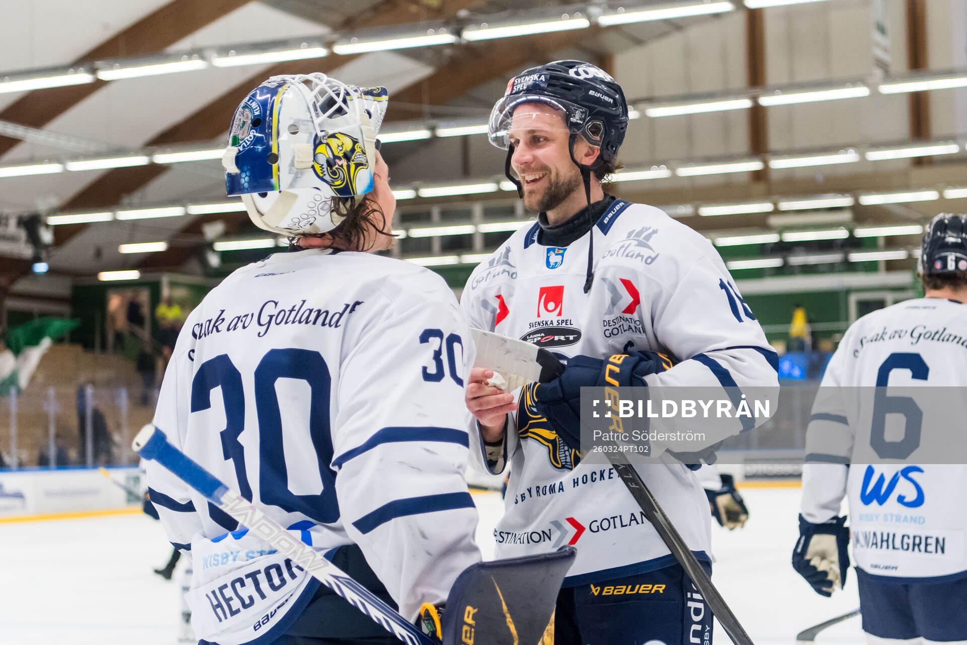 Visby Romas målvakt Scott Hector och Hampus Engman jublar