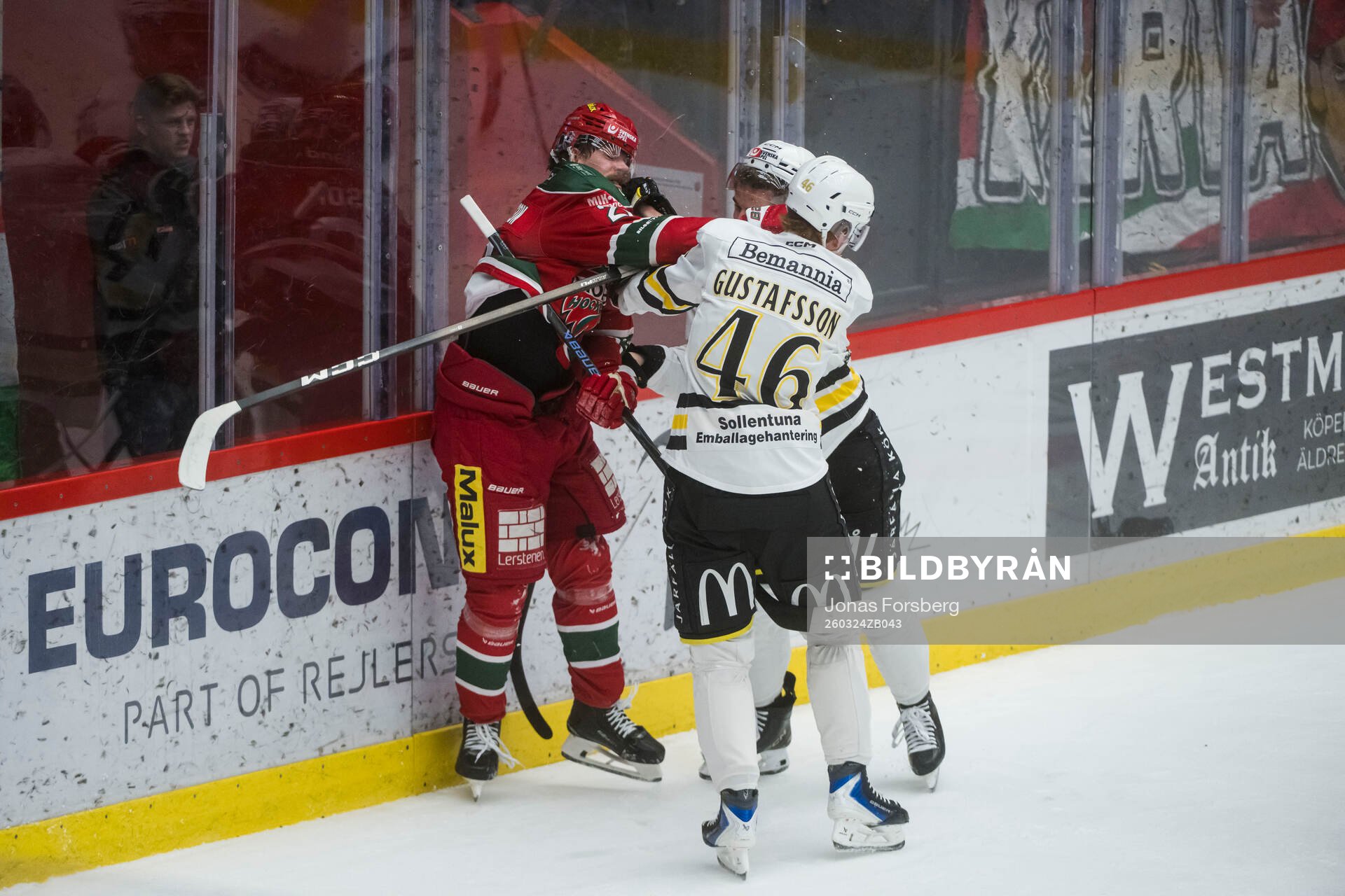 Modos Emil Larsson bråkar med AIKs Viggo Gustafsson och
