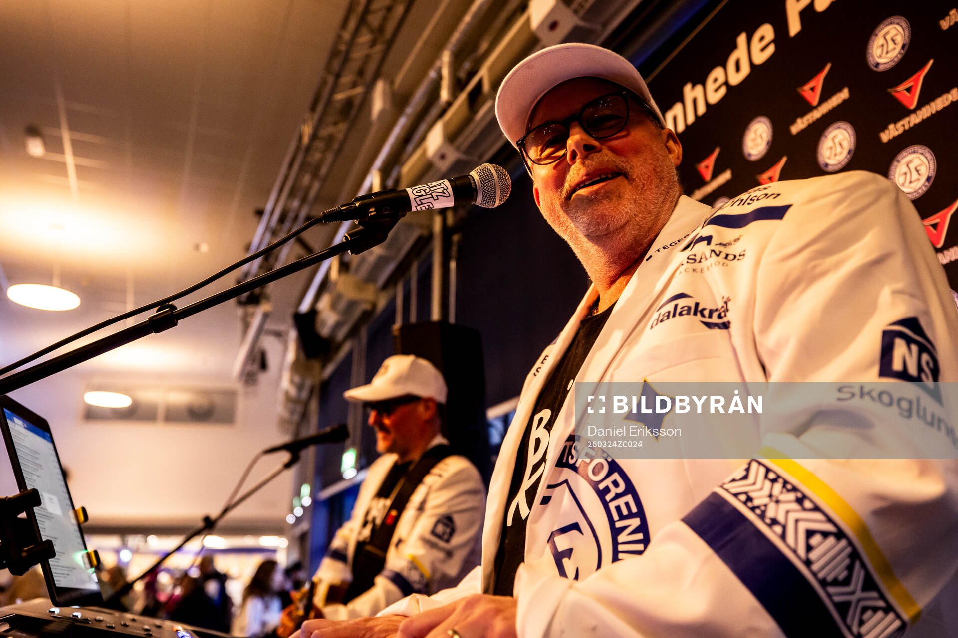 Mackan och Bäcker spelar innan  ishockeymatchen i kvalet