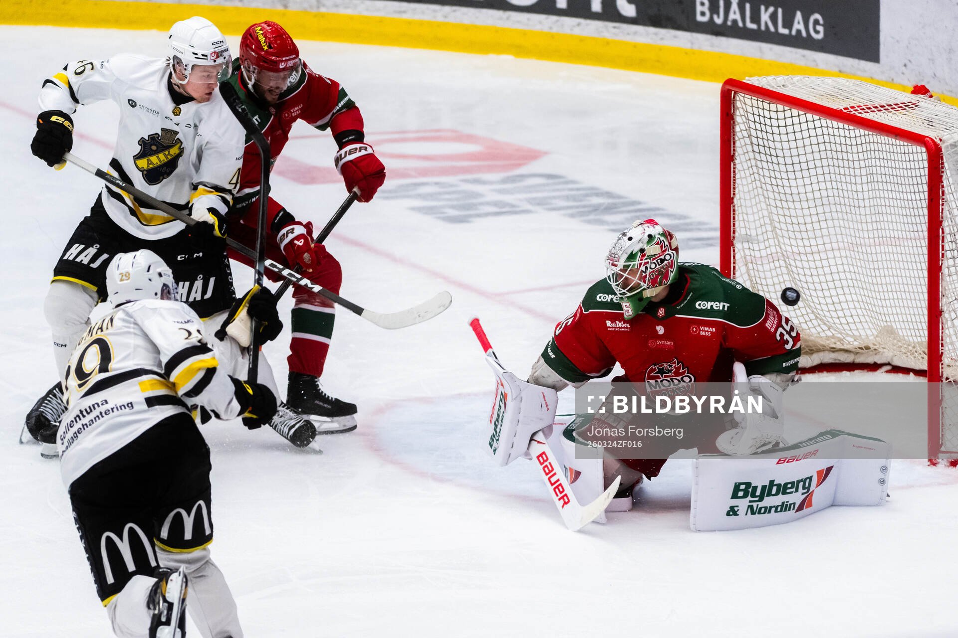 AIKs Daniel Ljungman gör 2-4 mot Modos målvakt Adam Werner