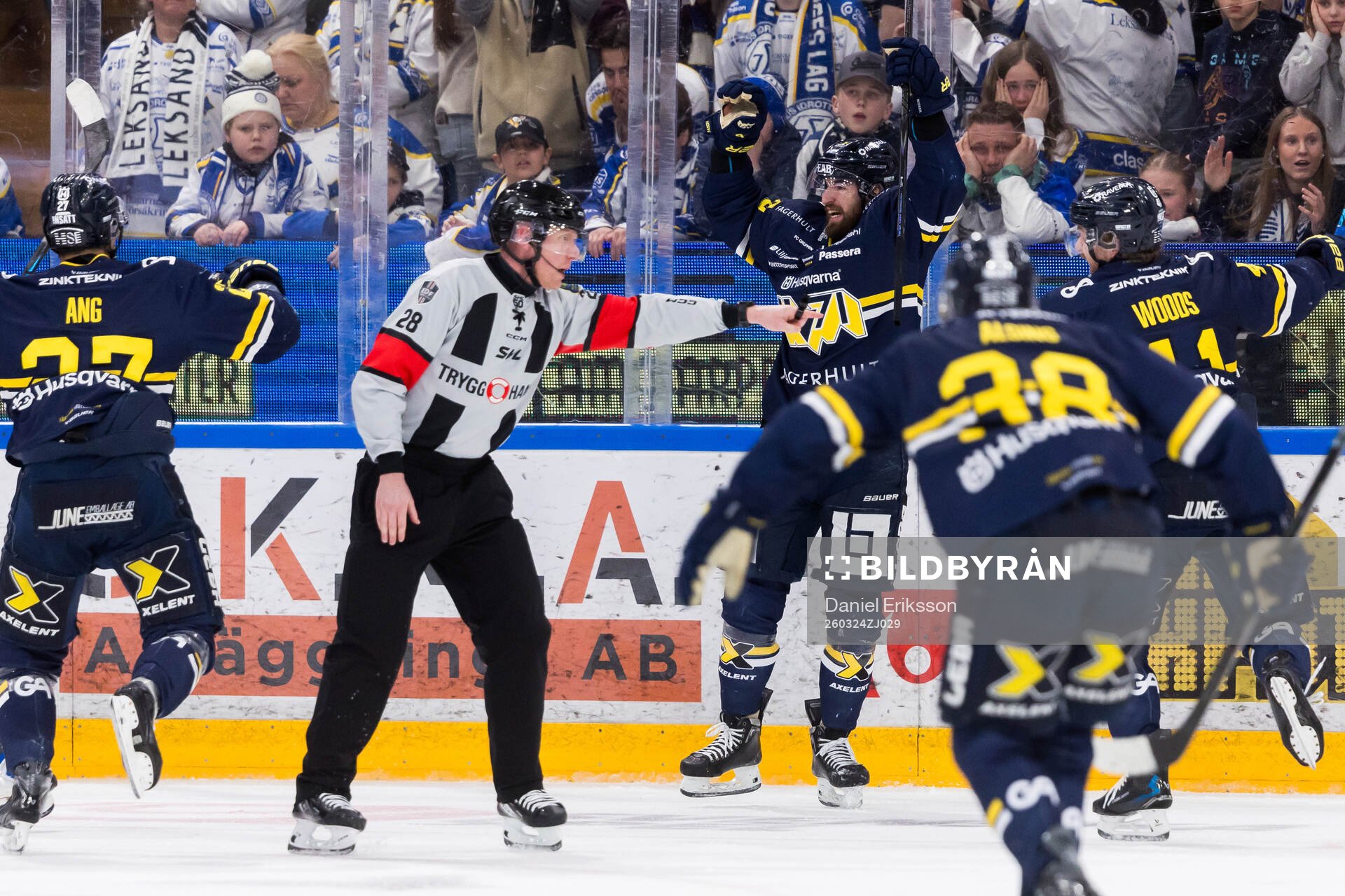 HV71s Lukas Rousek jublar