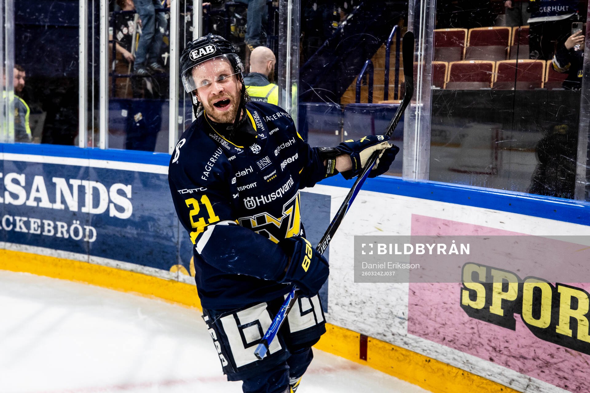 HV71s Mattias Tedenby jublar