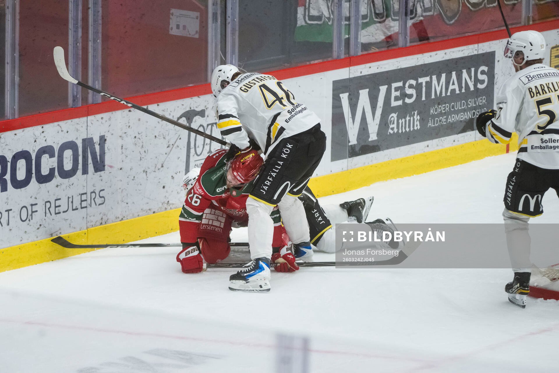 Modos Emil Larsson bråkar med AIKs Viggo Gustafsson och