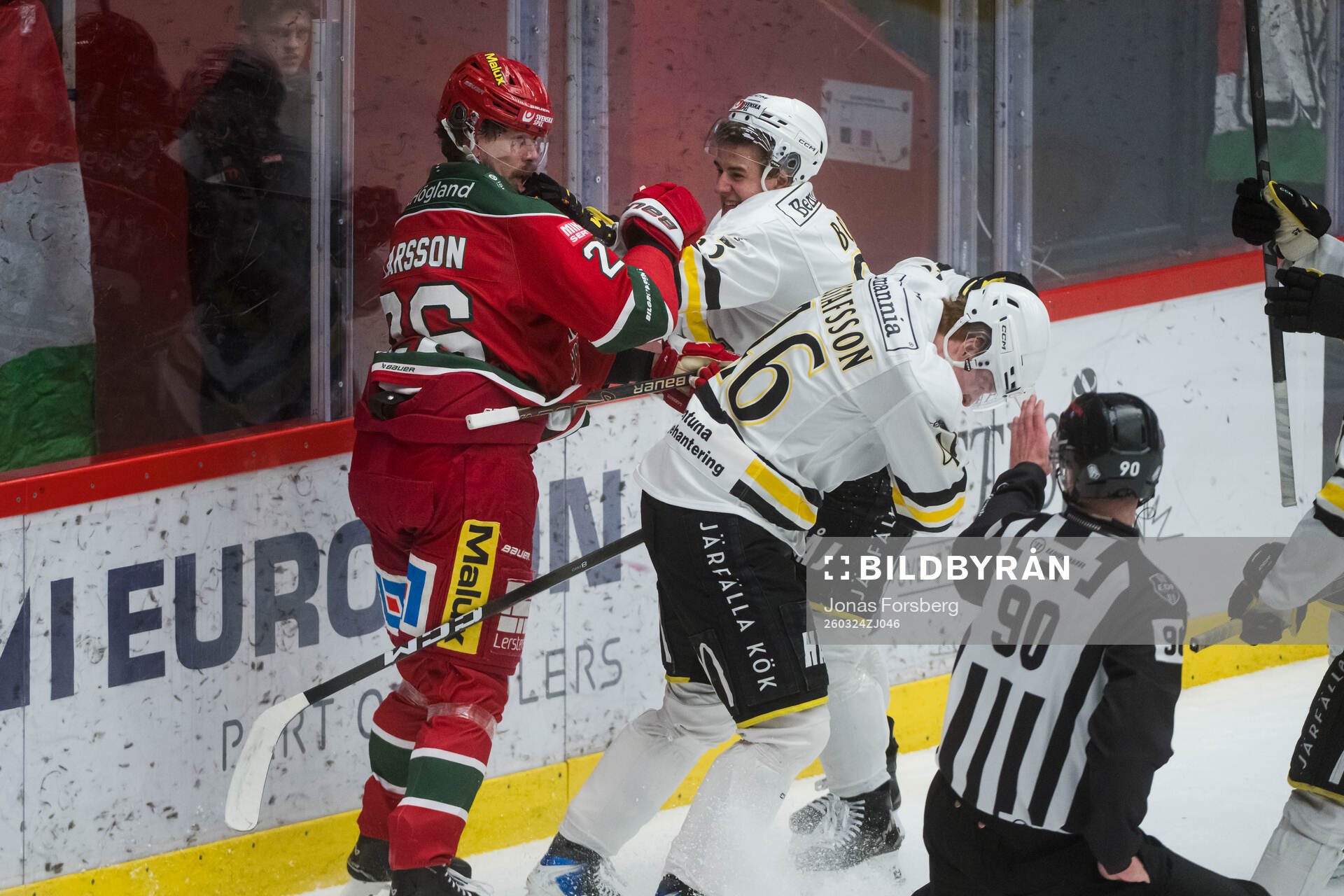 Modos Emil Larsson bråkar med AIKs Viggo Gustafsson och