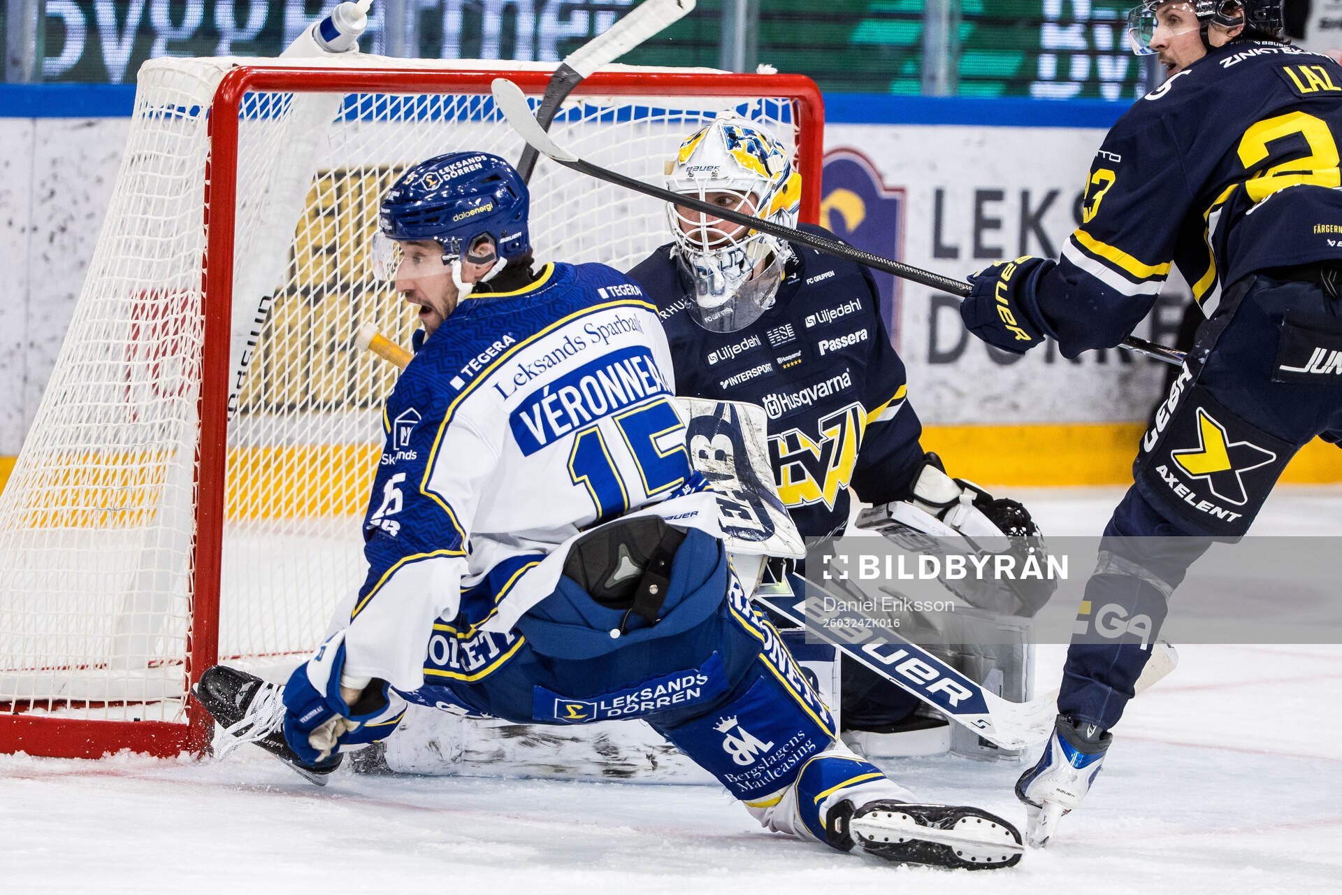 Leksands Max Veronneau och HV71s målvakt Felix Sandström