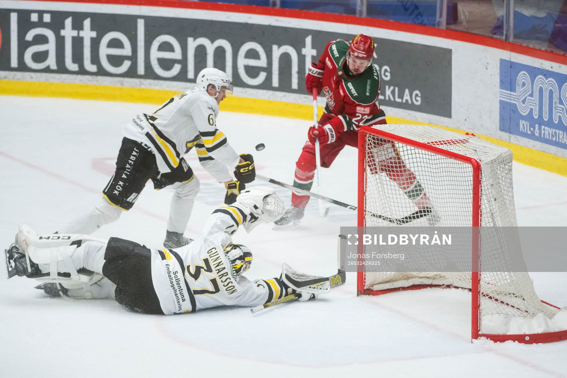 AIKs målvakt Jonas Gunnarsson med Simon Åkerström och