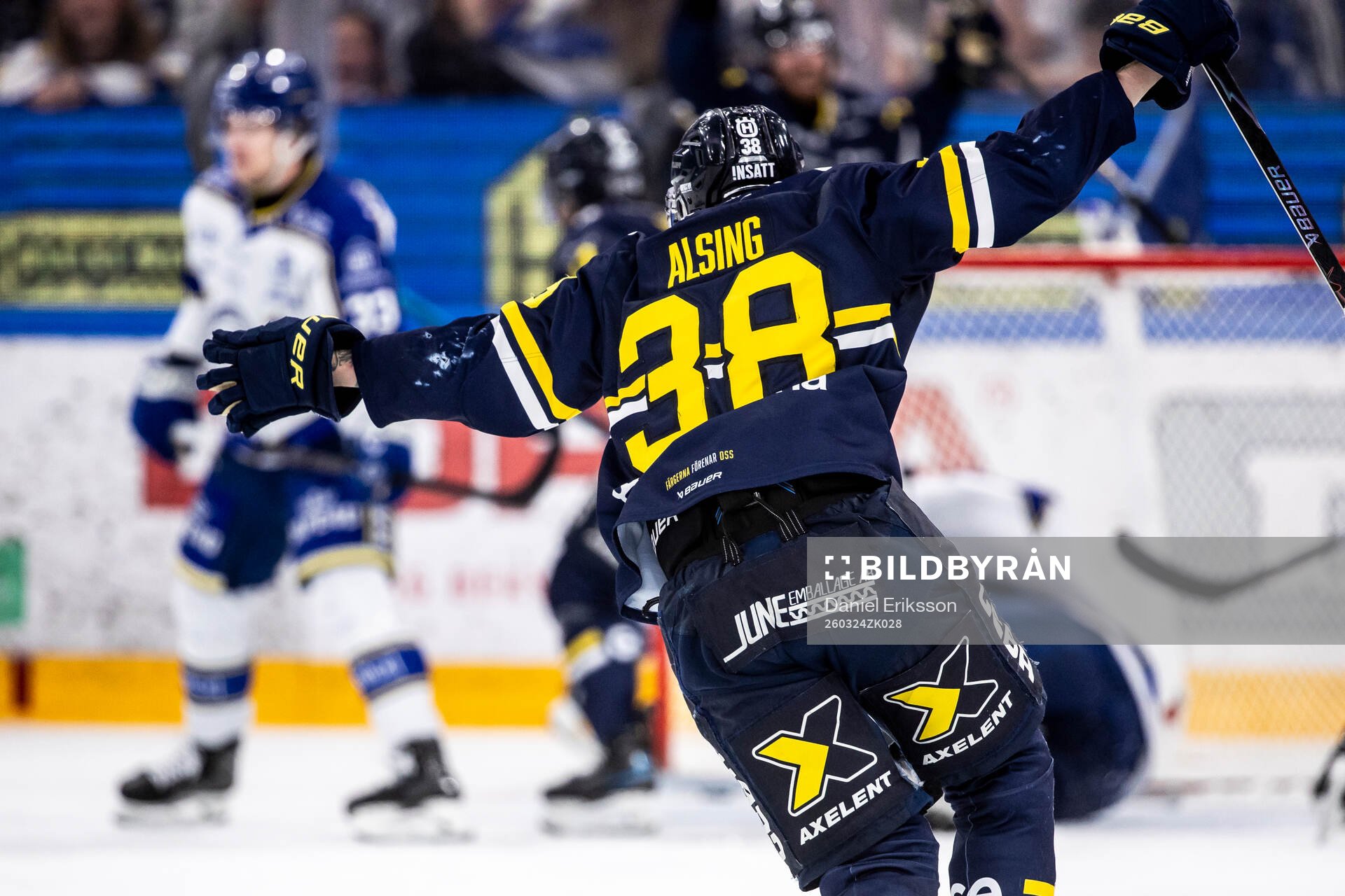 HV71s Olle Alsing jublar