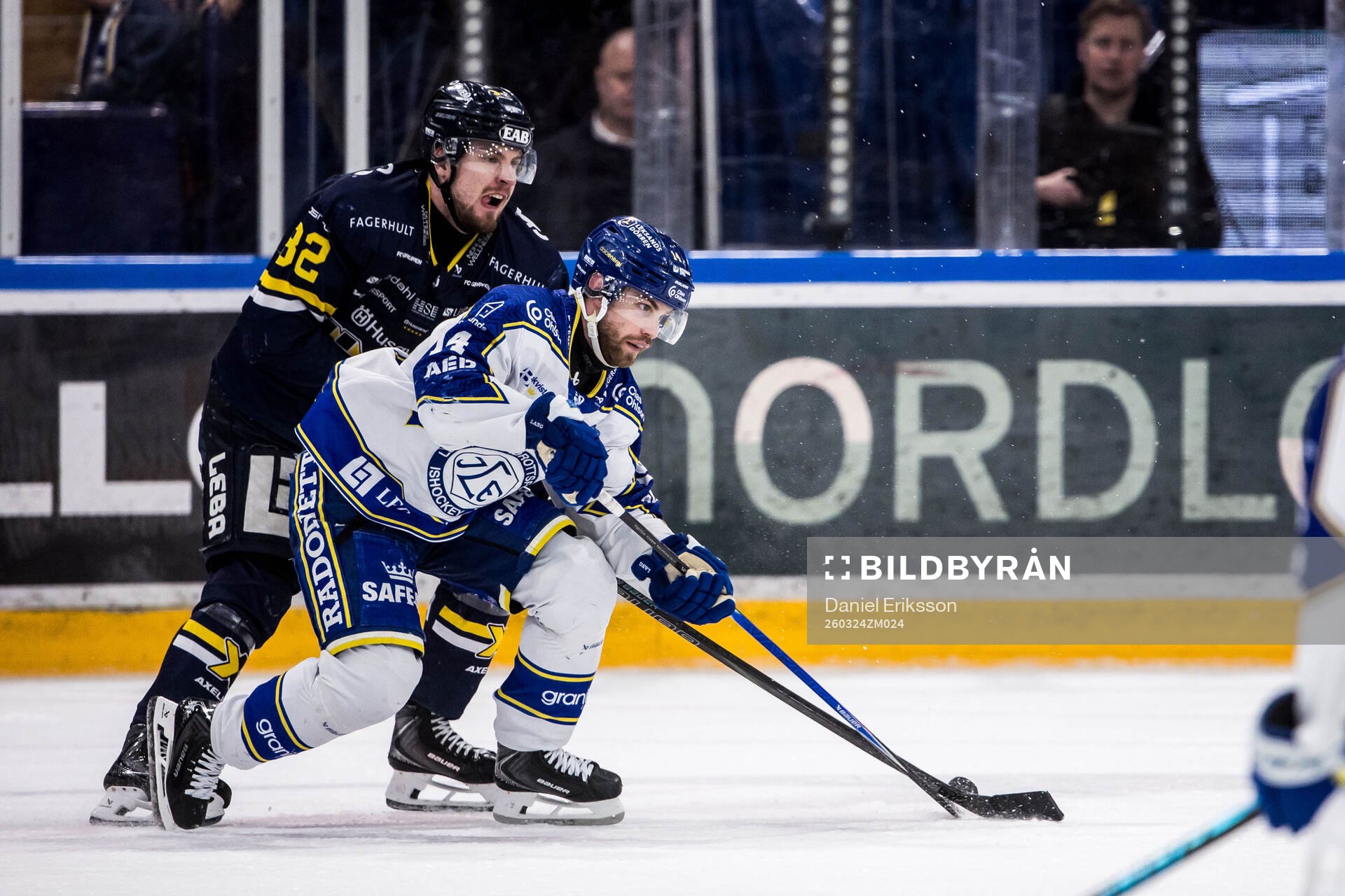 HV71s Santeri Hatakka och Leksands Oskar Lang