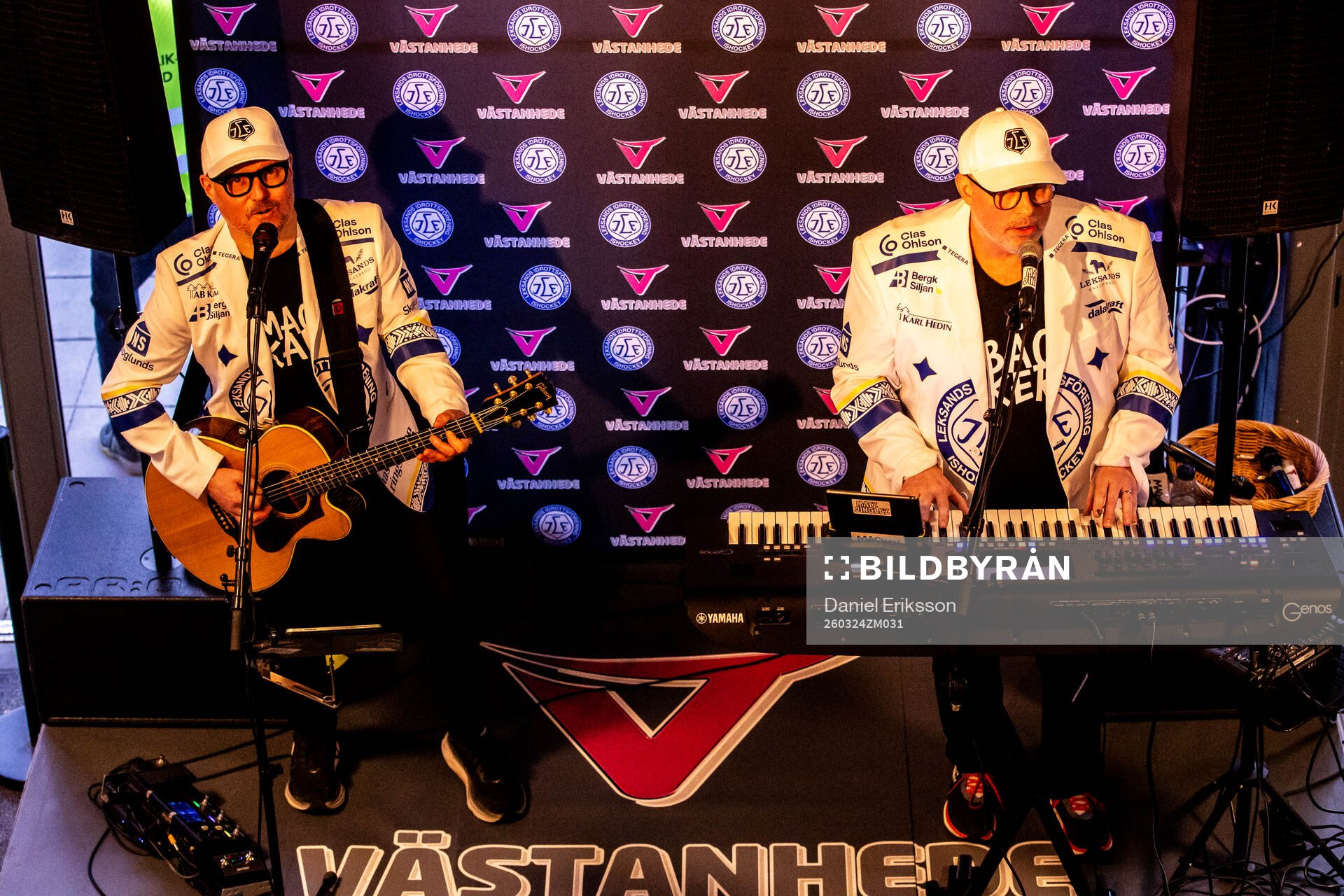 Mackan och Bäcker spelar innan  ishockeymatchen i kvalet