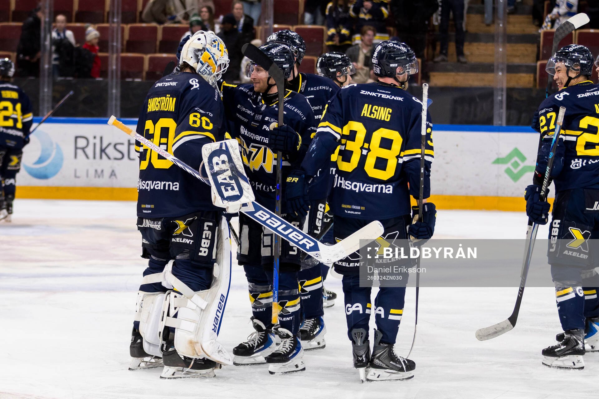 HV71s målvakt Felix Sandström jublar