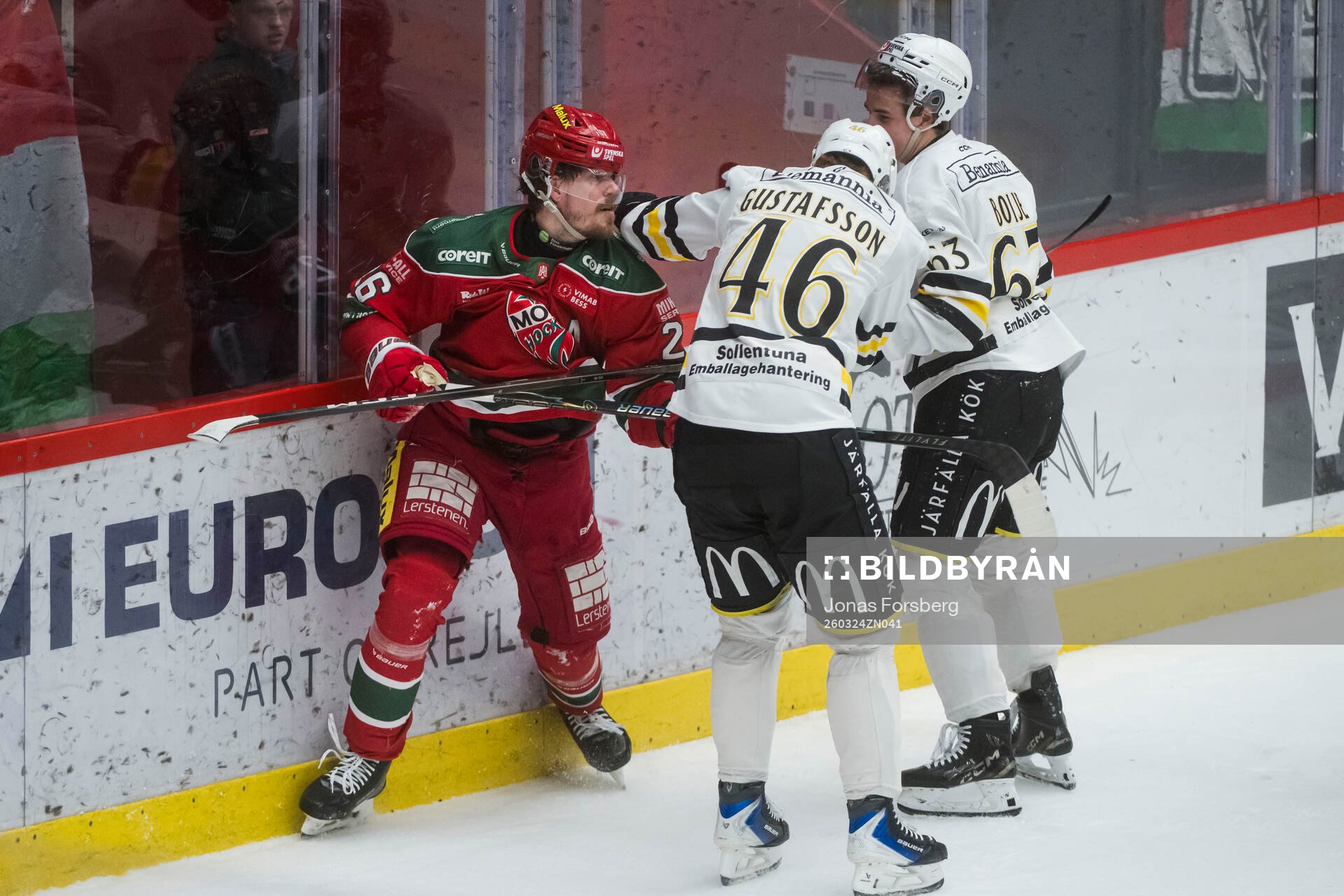 Modos Emil Larsson bråkar med AIKs Viggo Gustafsson och