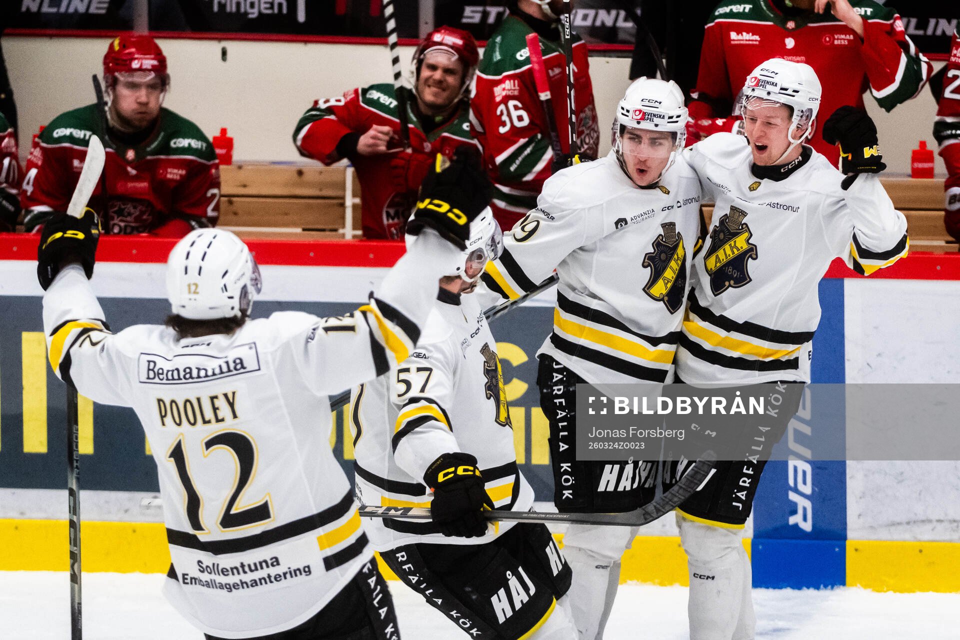 AIKs Daniel Ljungman jublar med lagkamrater