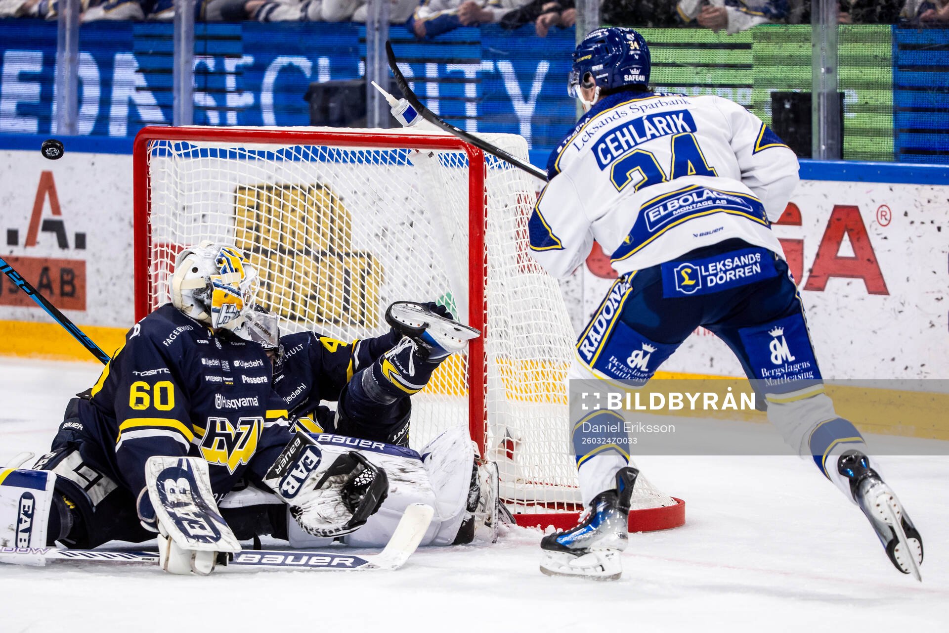HV71s målvakt Felix Sandström och Leksands Peter Cehlarik