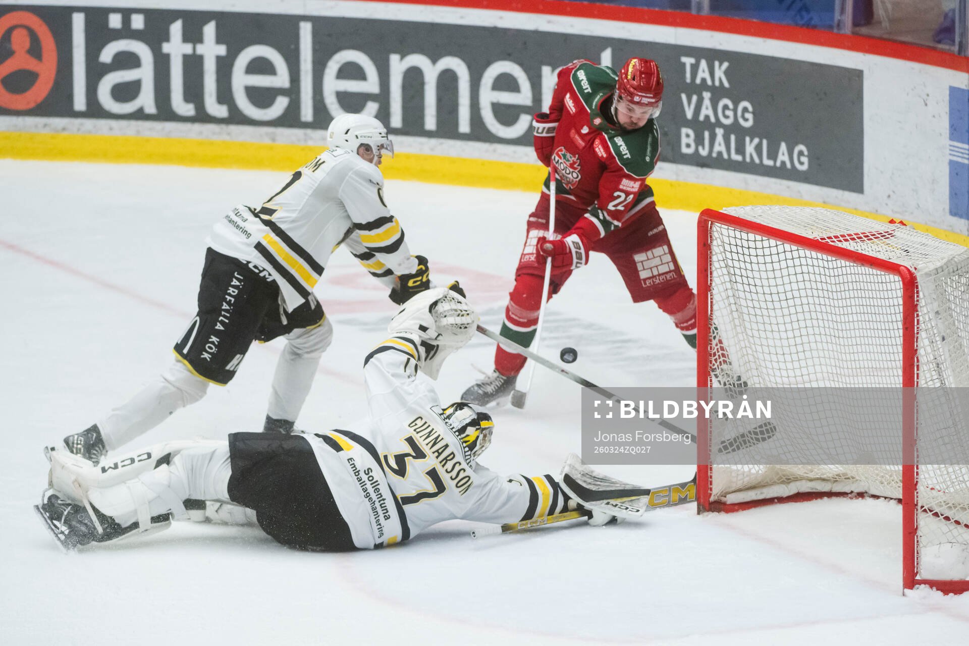 AIKs målvakt Jonas Gunnarsson  och Modos Måns Carlsson