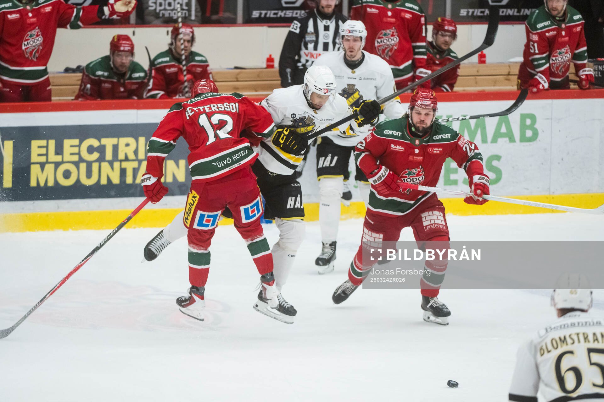 Modos Oscar Pettersson med Måns Carlsson och AIKs Oscar