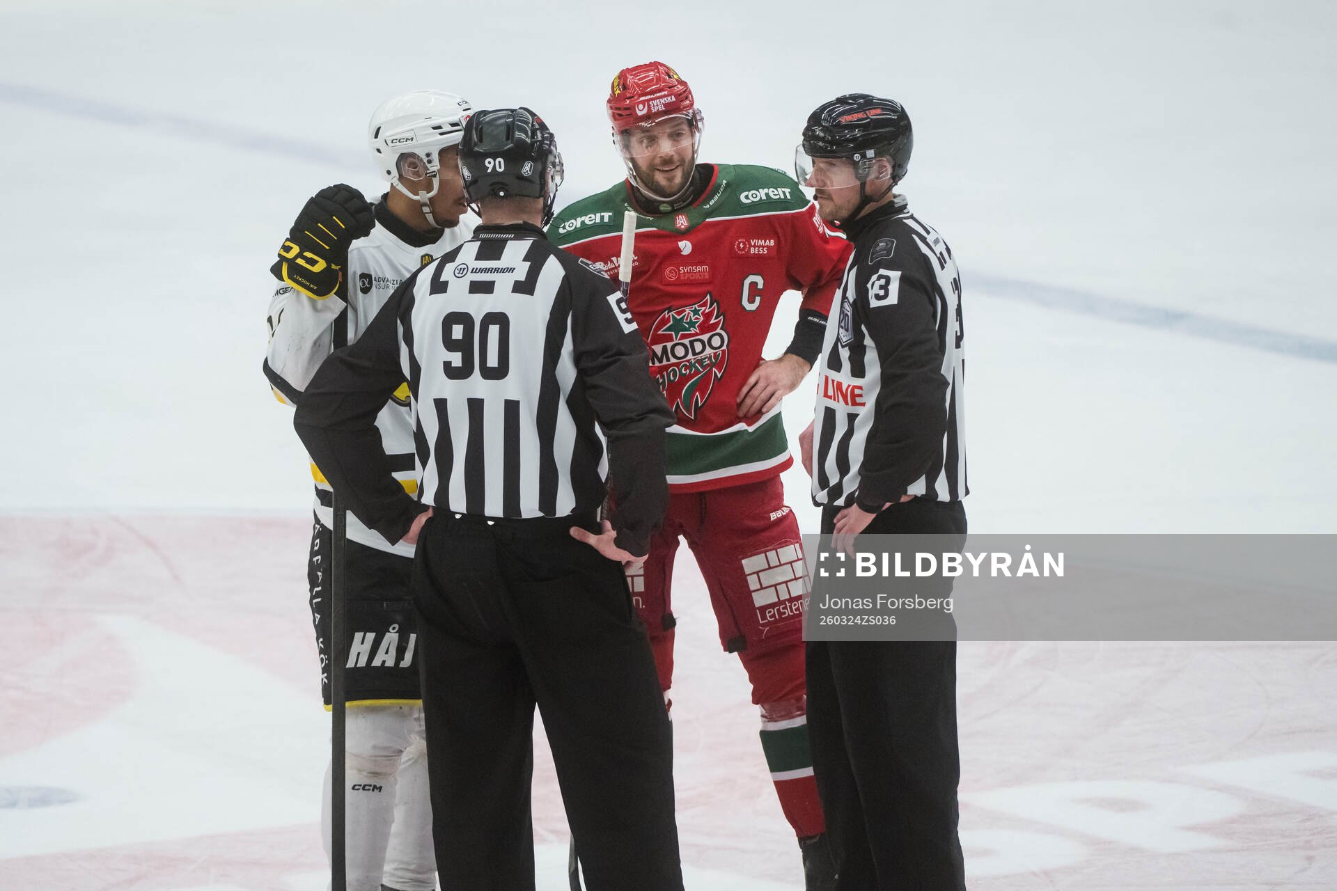 AIKs Oscar Nord och Modos David Rundblad med Domare Eric