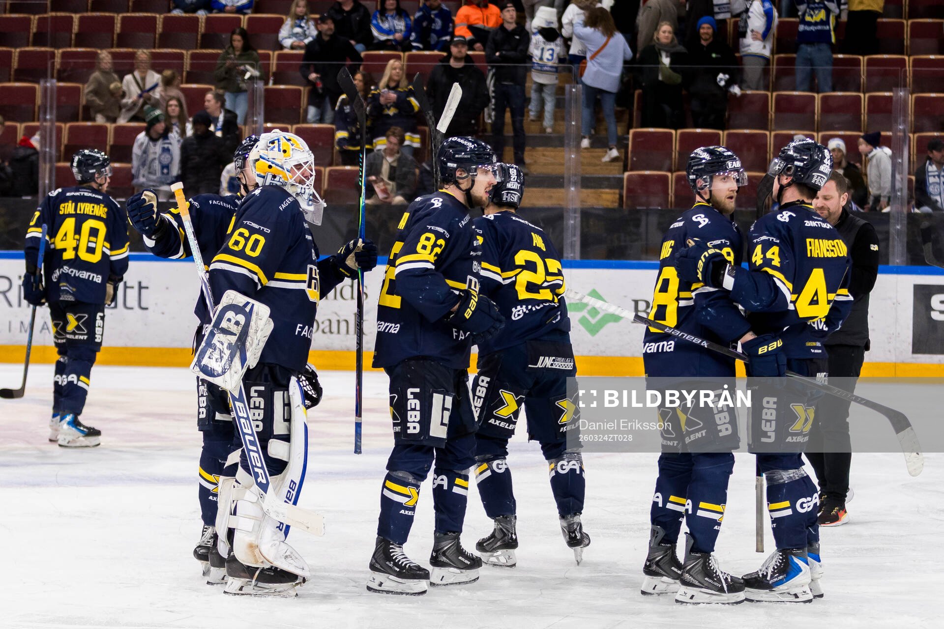 HV71s målvakt Felix Sandström och Santeri Hatakka jublar