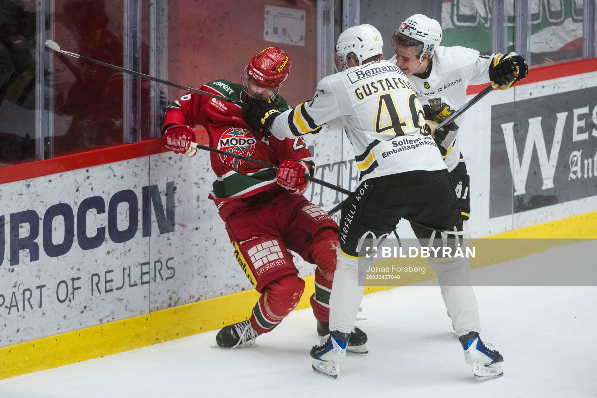 Modos Emil Larsson bråkar med AIKs Viggo Gustafsson och