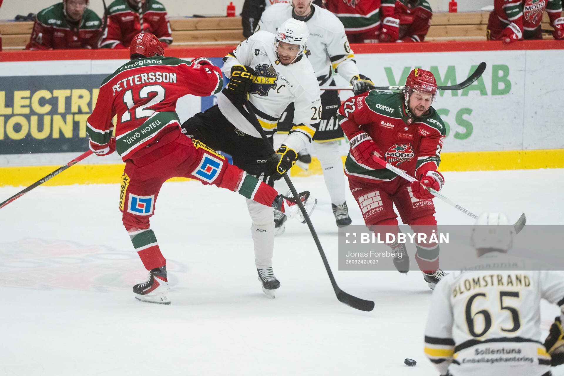 Modos Oscar Pettersson med Måns Carlsson och AIKs Oscar