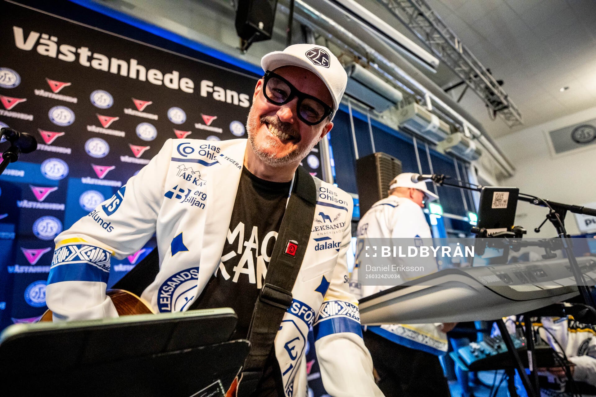 Mackan och Bäcker underhåller innan ishockeymatchen i